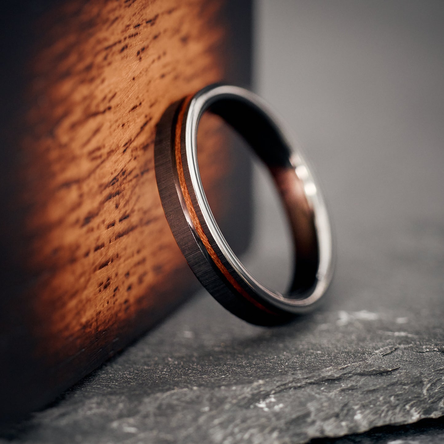 Ehering aus Holz in Schwarz elegant Velor von Fablano
