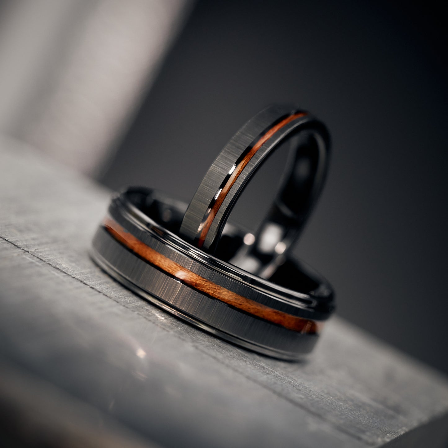 Eheringe aus Holz in Schwarz Velor von Fablano