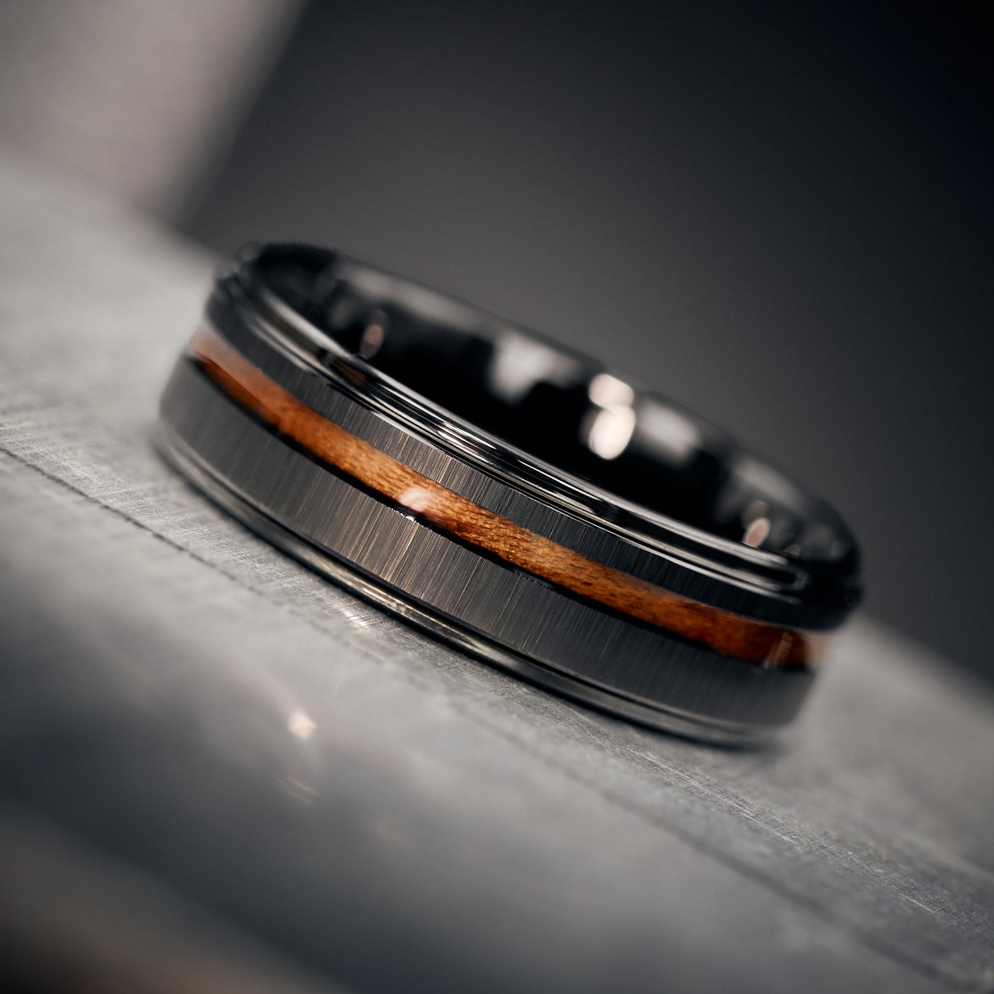 Herrenring aus Holz in Schwarz Velor von Fablano