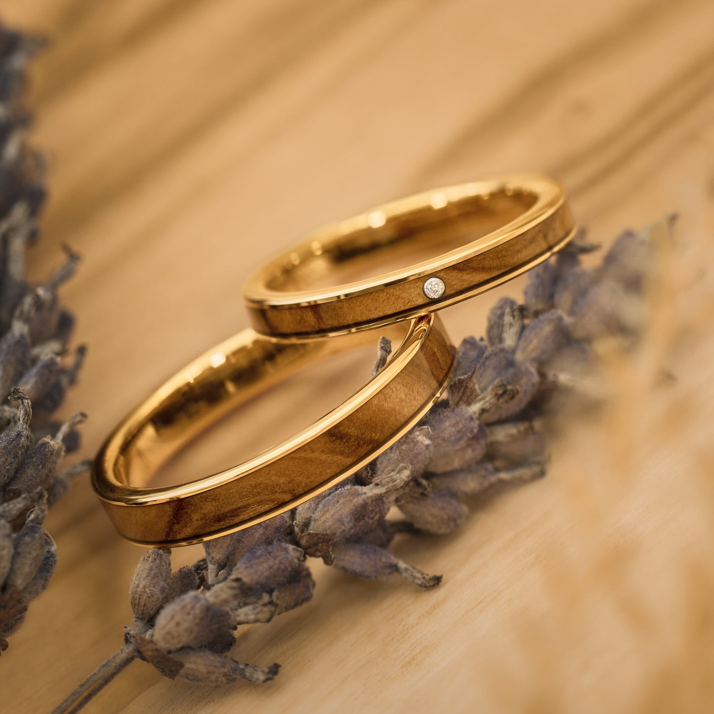 Holz Trauringe Gold Olea mit Stein von Fablano