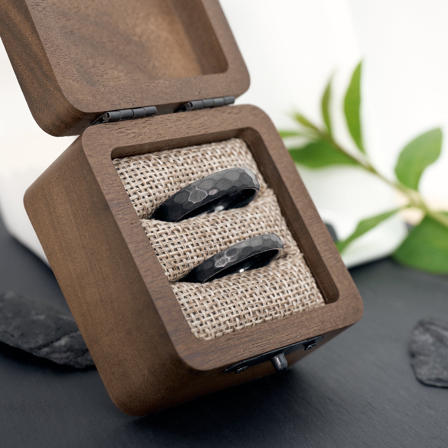 Luna Partnerringe Schwarz gehämmert aus Wolfram in 3,5mm und 5mm von Fablano