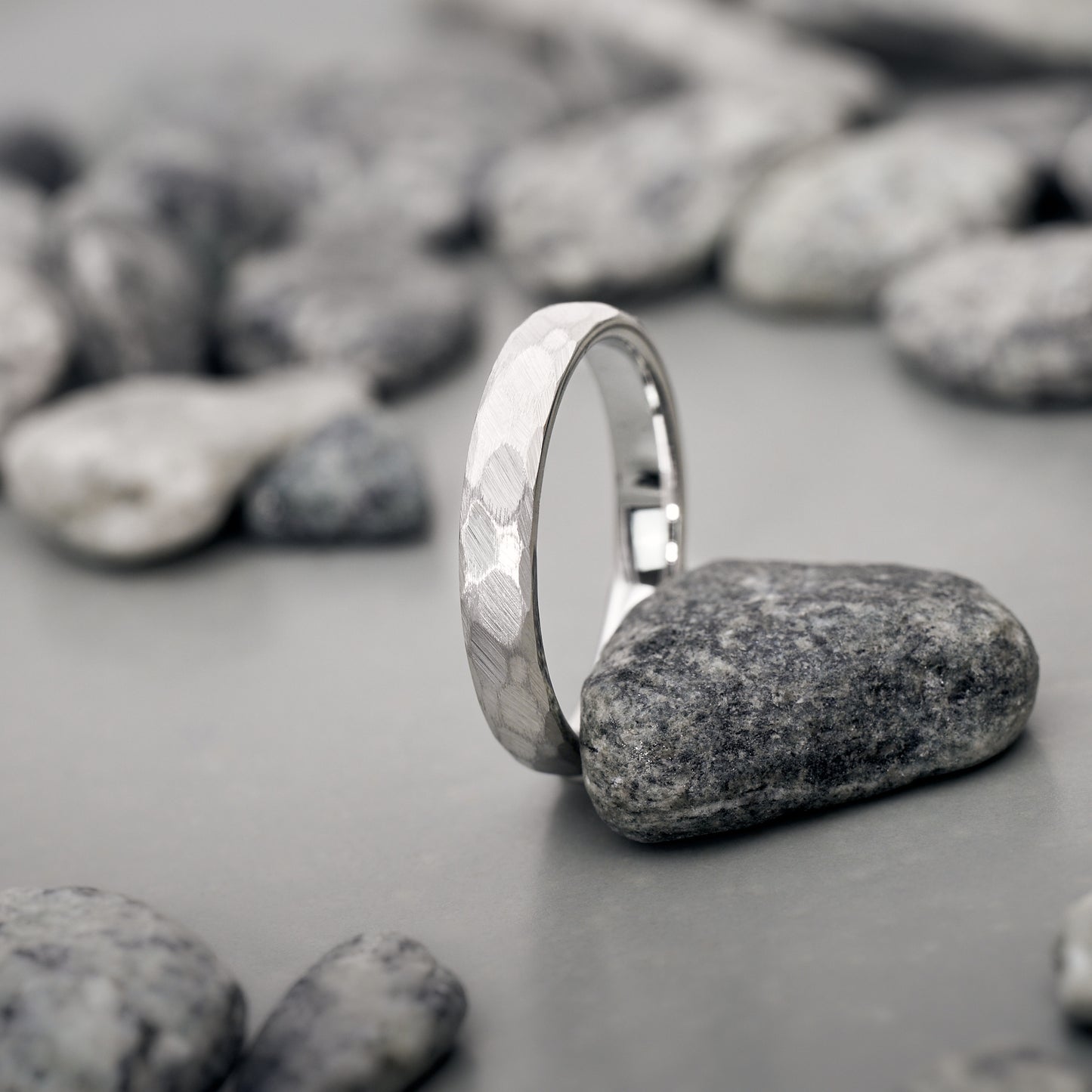 Luna Partnerringe Weißgold gehämmert aus Wolfram in 3,5mm und 5mm von Fablano