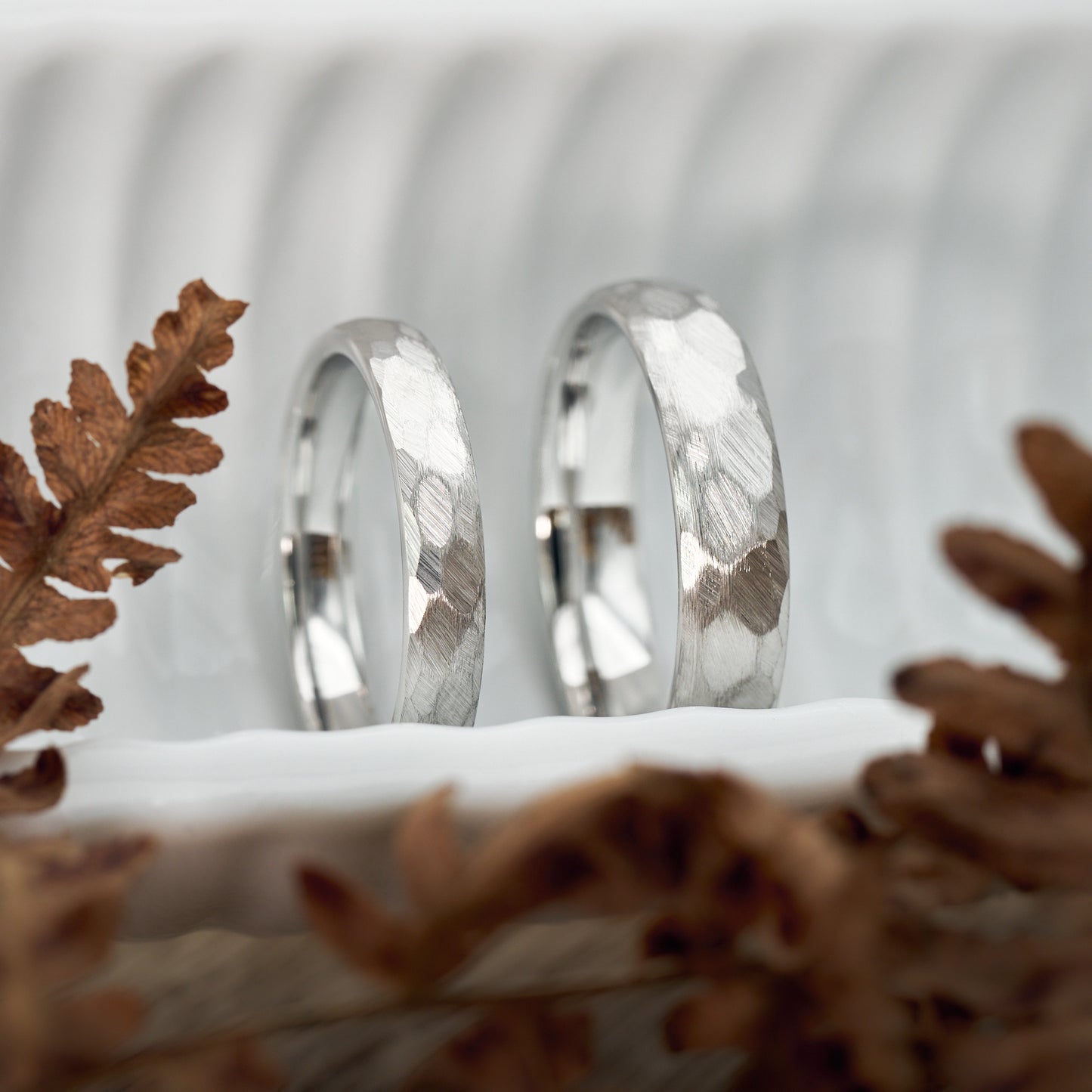 Luna Partnerringe Weißgold gehämmert aus Wolfram in 3,5mm und 5mm von Fablano