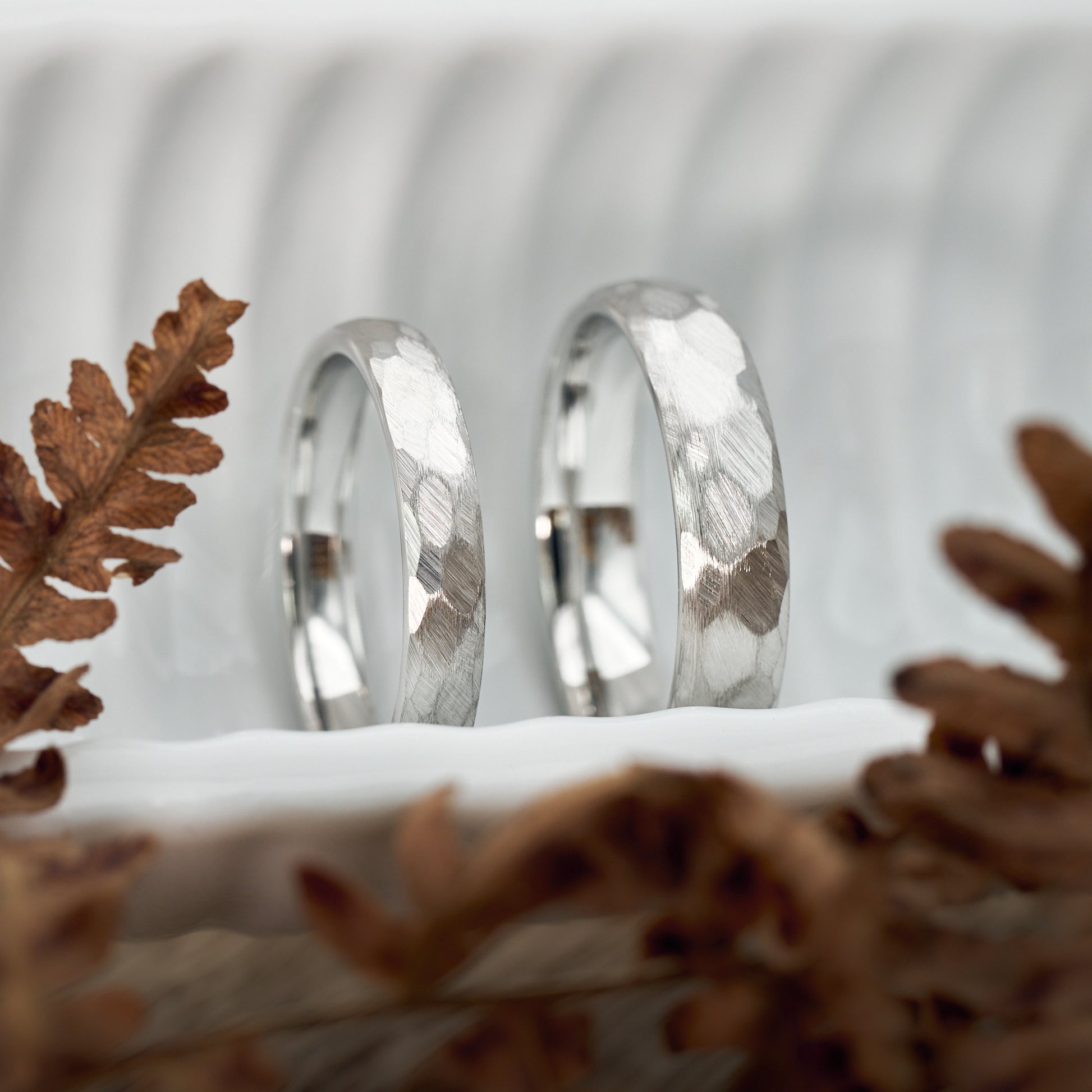 Luna Partnerringe Weißgold gehämmert aus Wolfram in 3,5mm und 5mm von Fablano