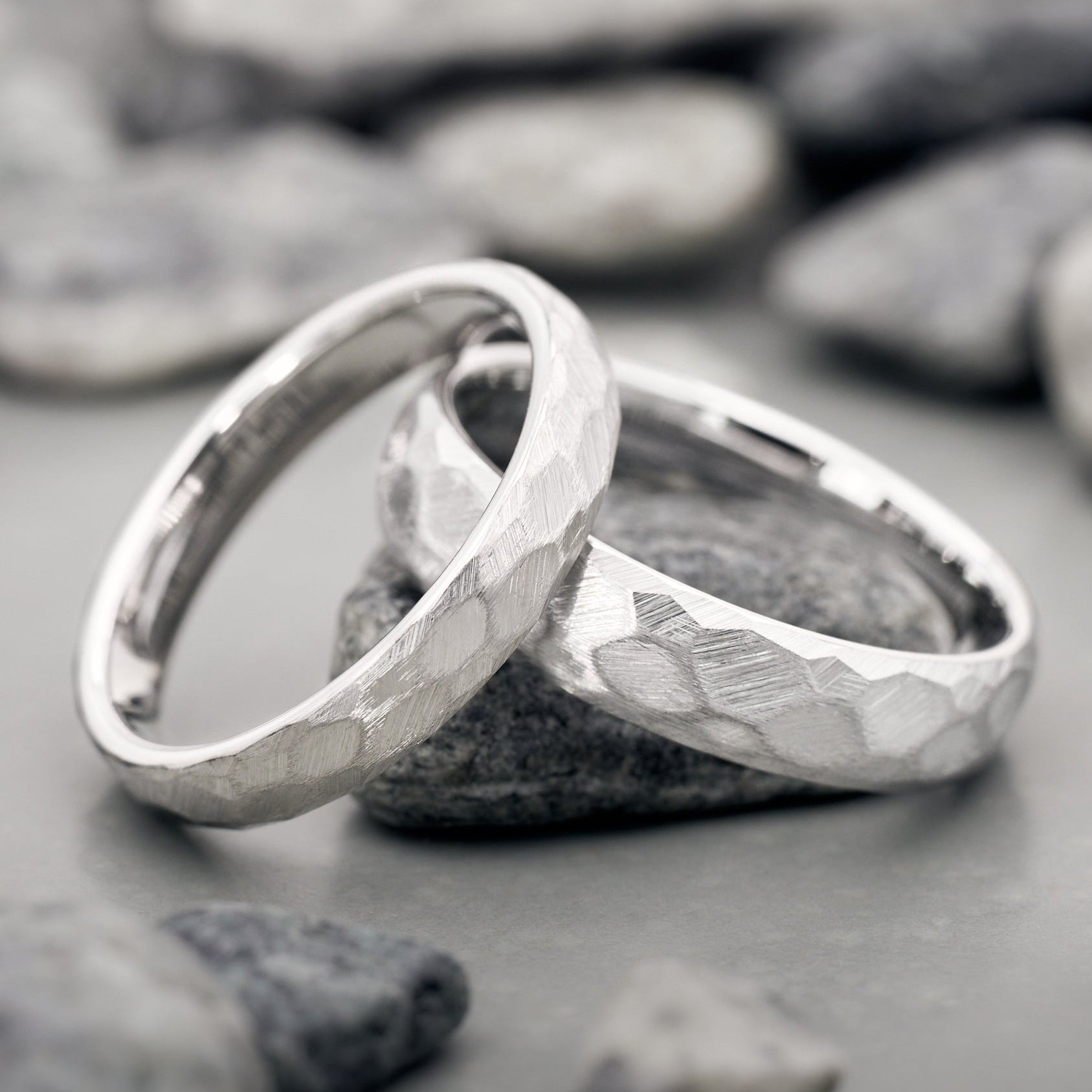 Luna Partnerringe Weißgold gehämmert aus Wolfram in 3,5mm und 5mm von Fablano