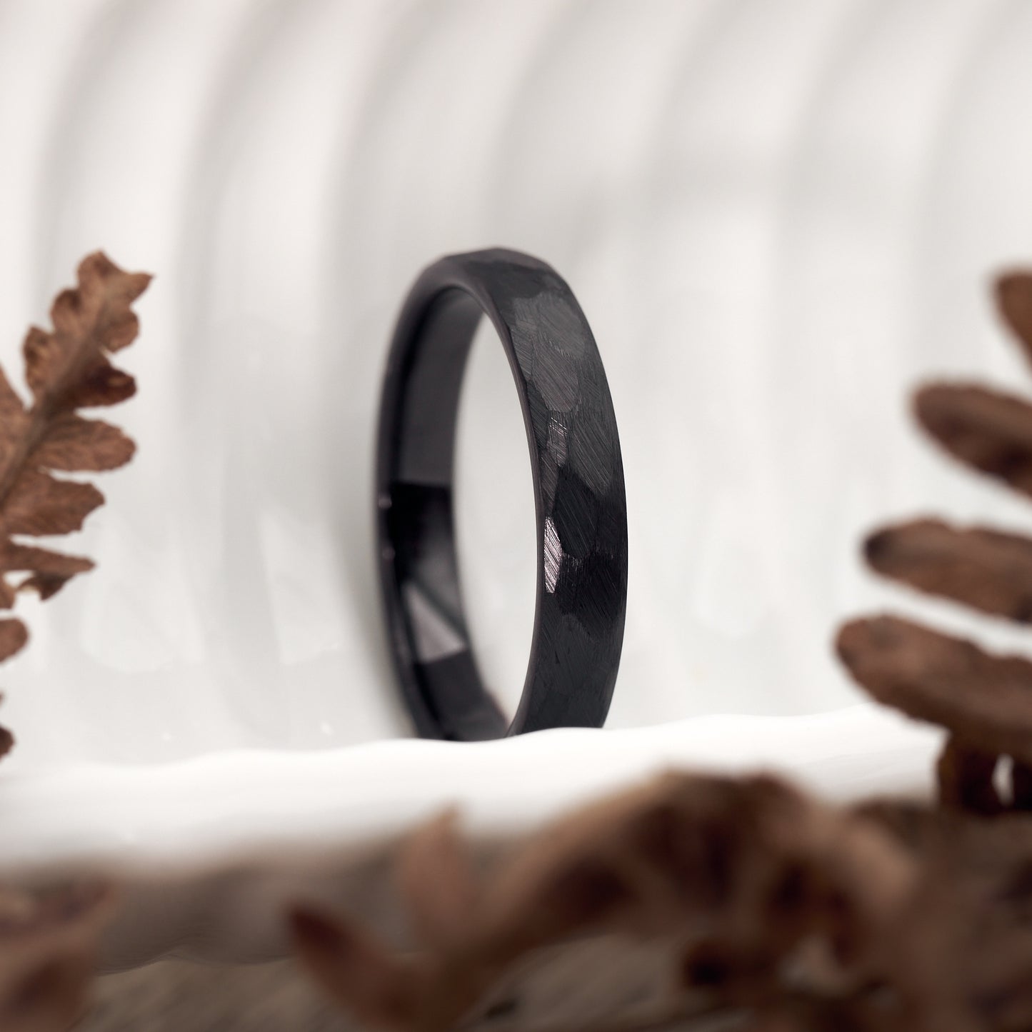 Luna Ring schwarz 3,5mm gehämmert aus Wolfram von Fablano