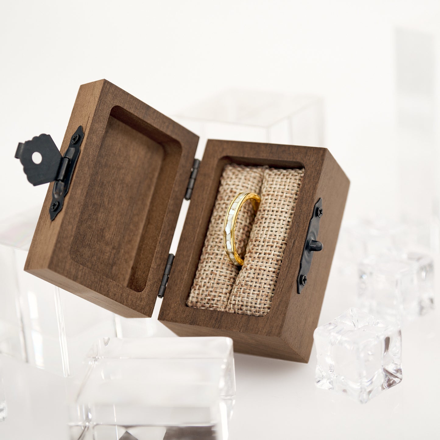 Ring Gold in Ringbox Perlmutt von Fablano