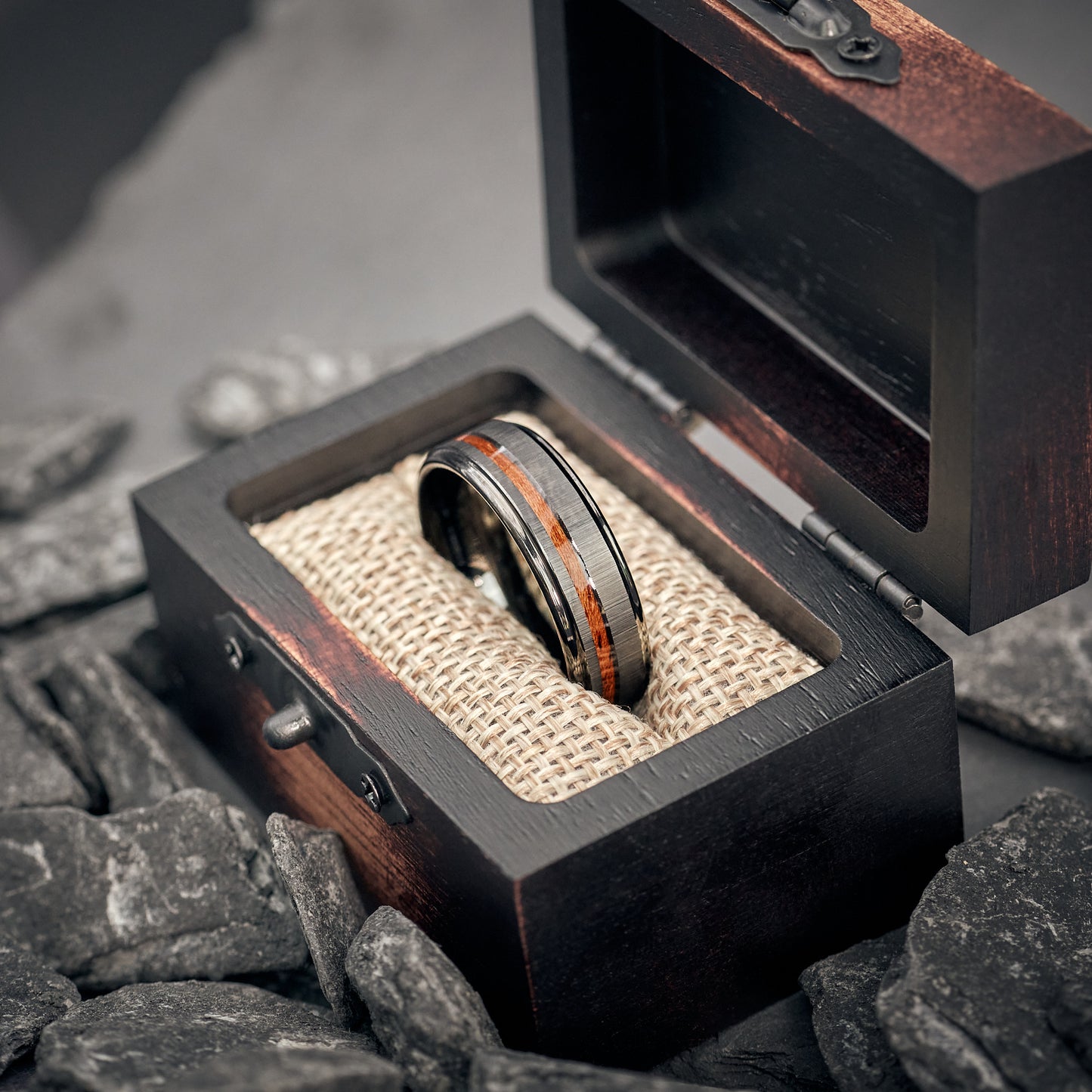 Ring aus Holz in Schwarz hochwertig Velor von Fablano