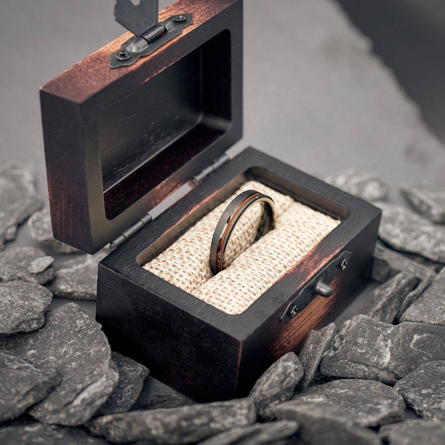 Ring aus Holz in Schwarz wasserfest Velor von Fablano