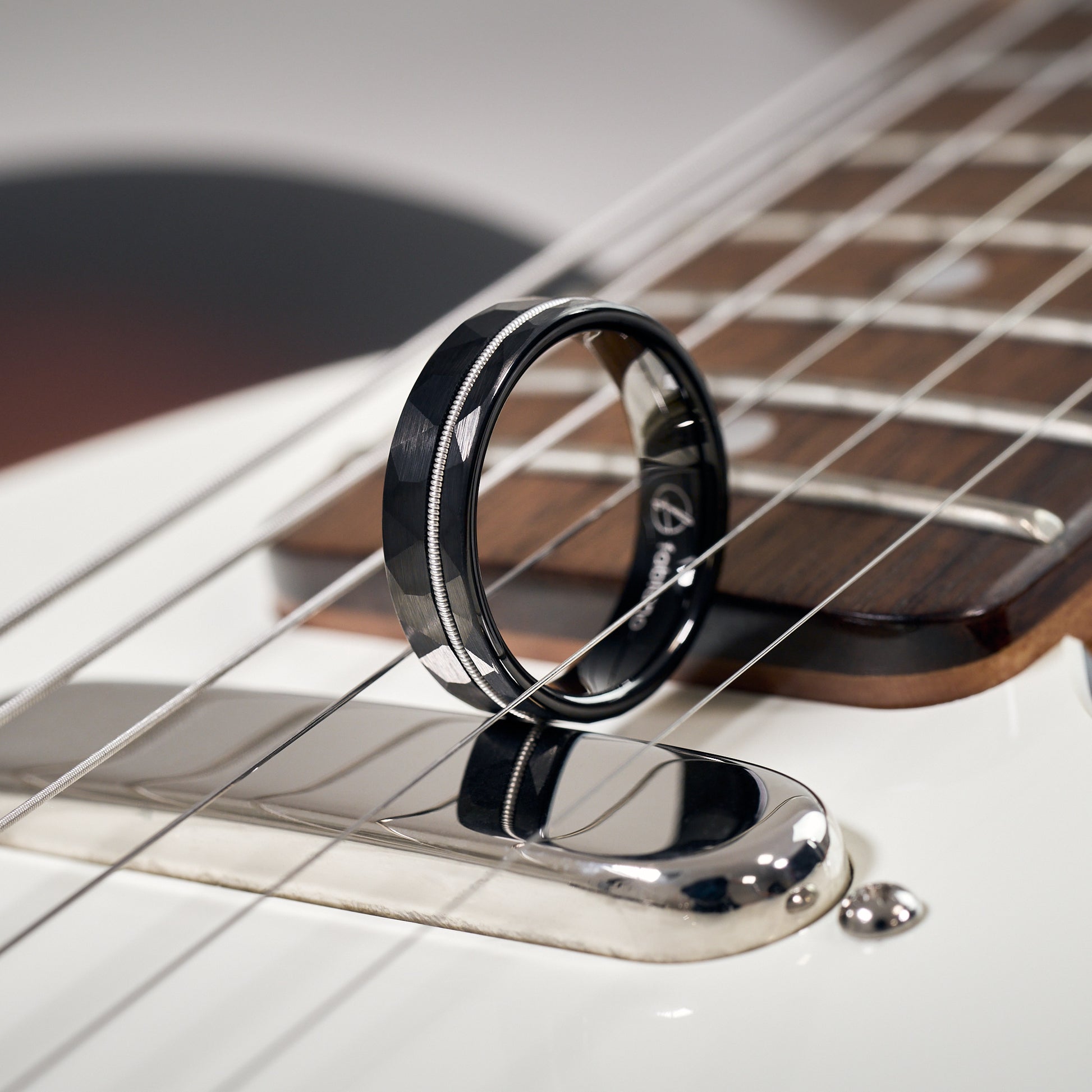 Akkorda Gitarrenring in Schwarz, ein Unikat von Fablano