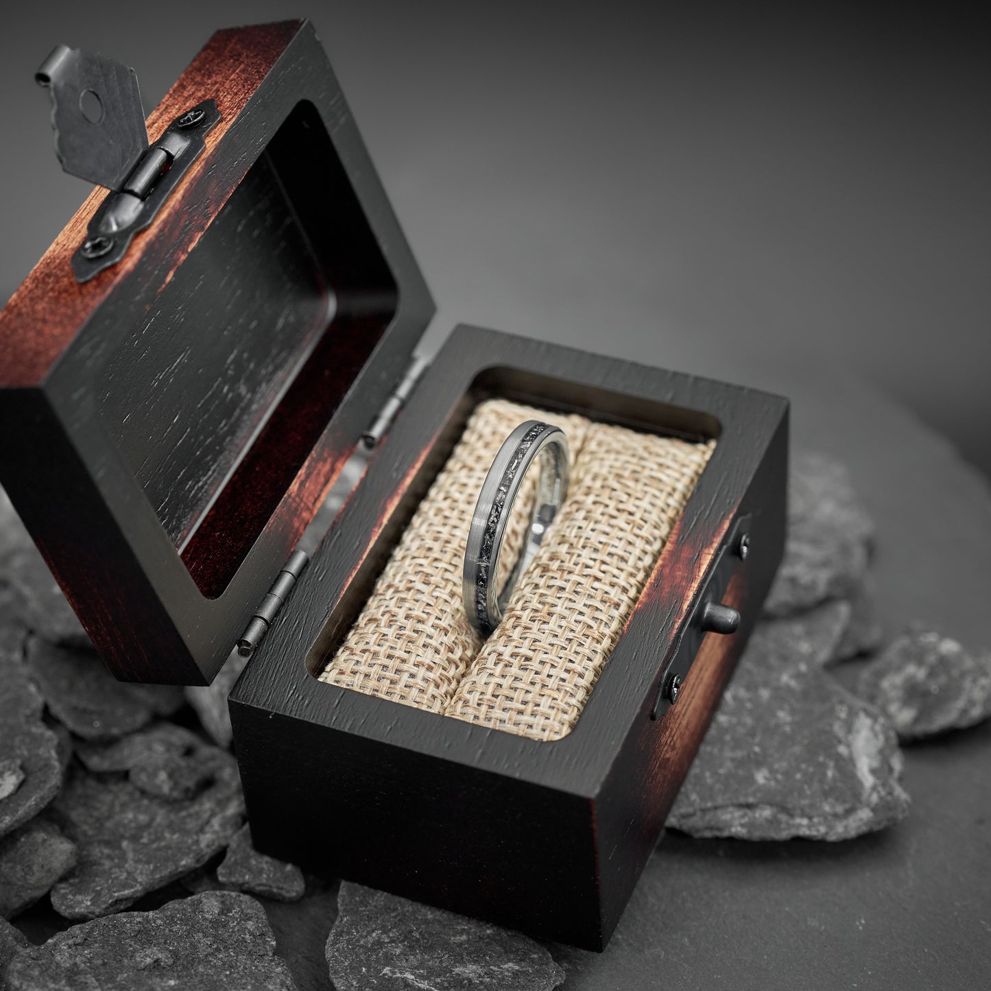 Außergewöhnlicher Ehering Graphit Nova von Fablano