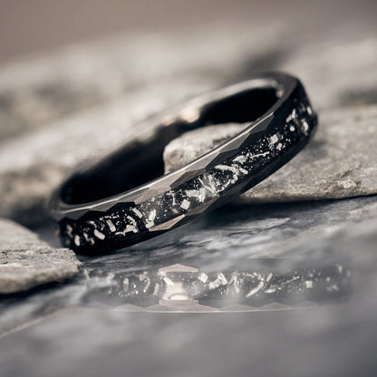 Schwarzer Damenring aus Meteorit – 4 mm breites Modell „Meteora“ von Fablano, elegant und einzigartig
