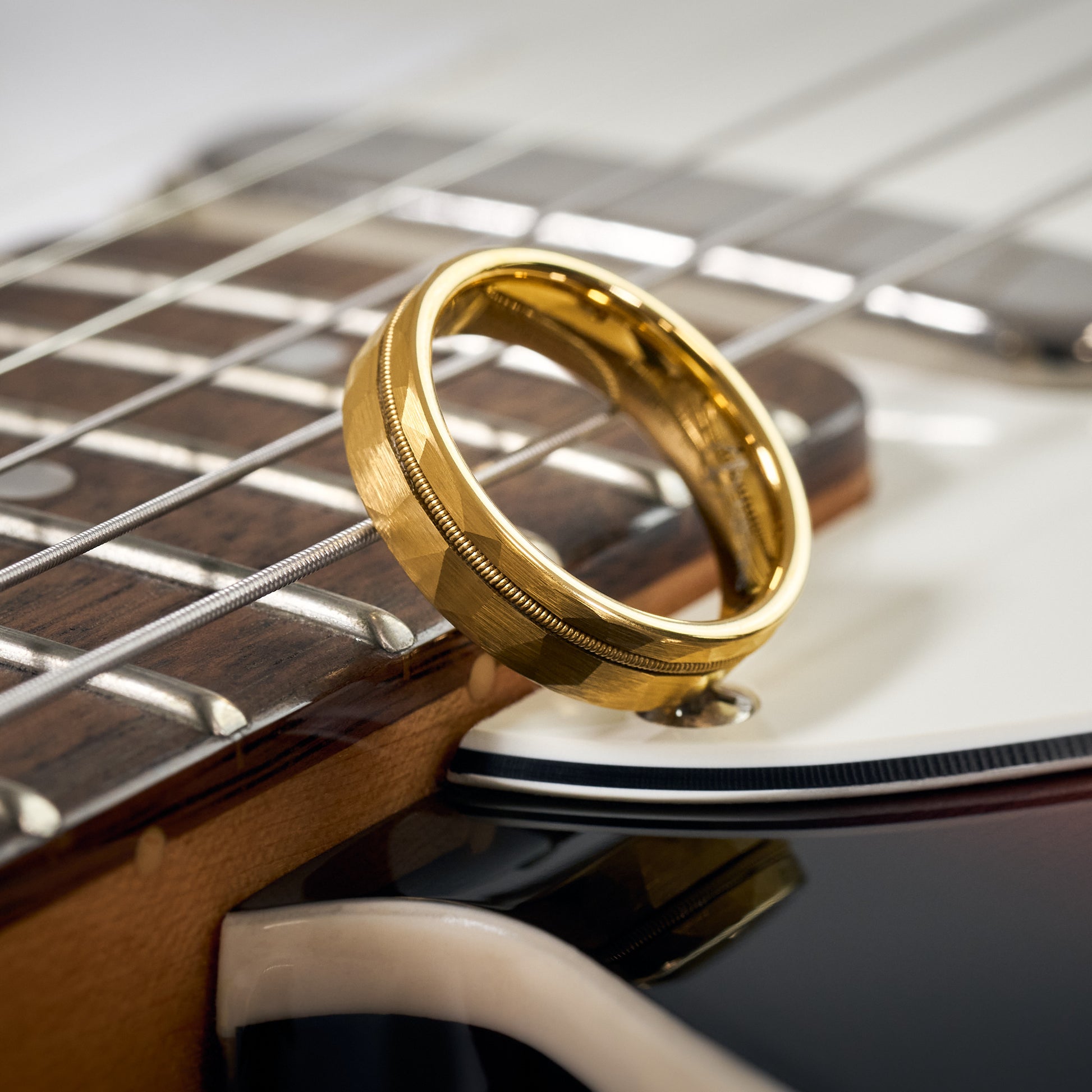 Echte Gitarrensaite in Ring Gold von Fablano