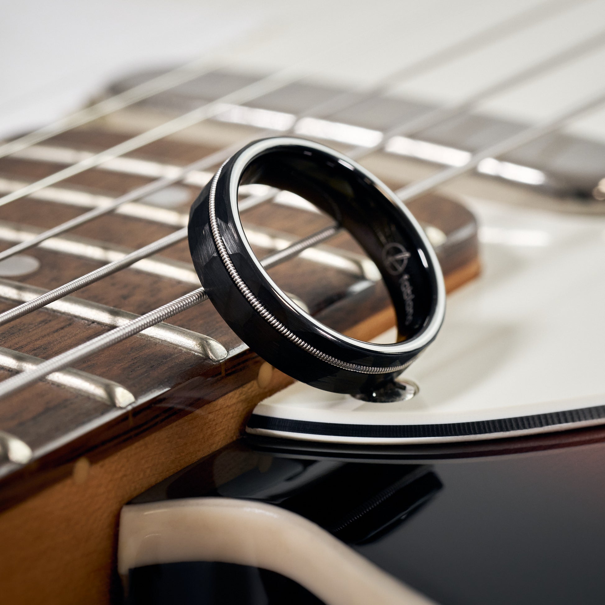 Echte Gitarrensaite in Ring Schwarz von Fablano