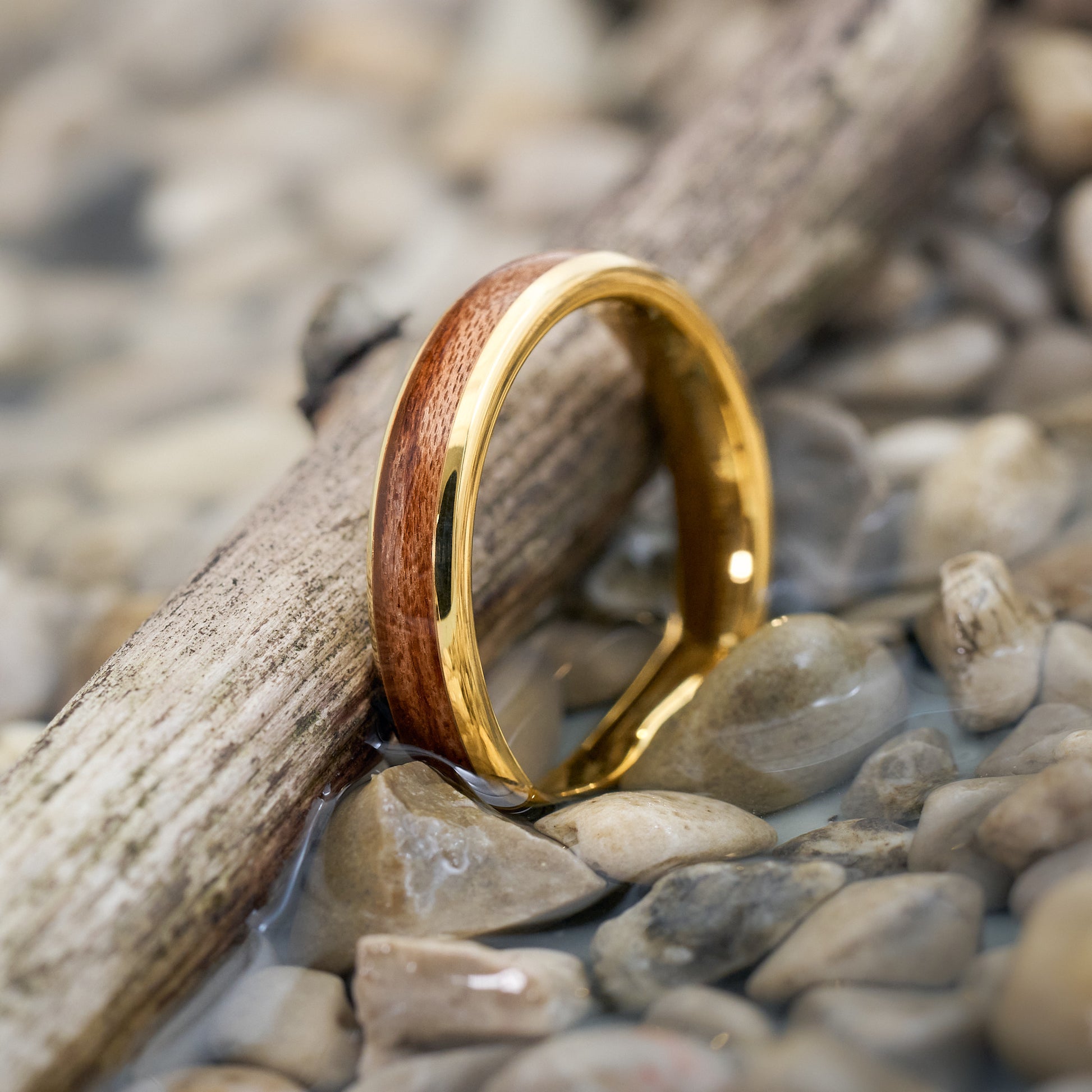 Ehering aus Holz in Gold Elano von Fablano