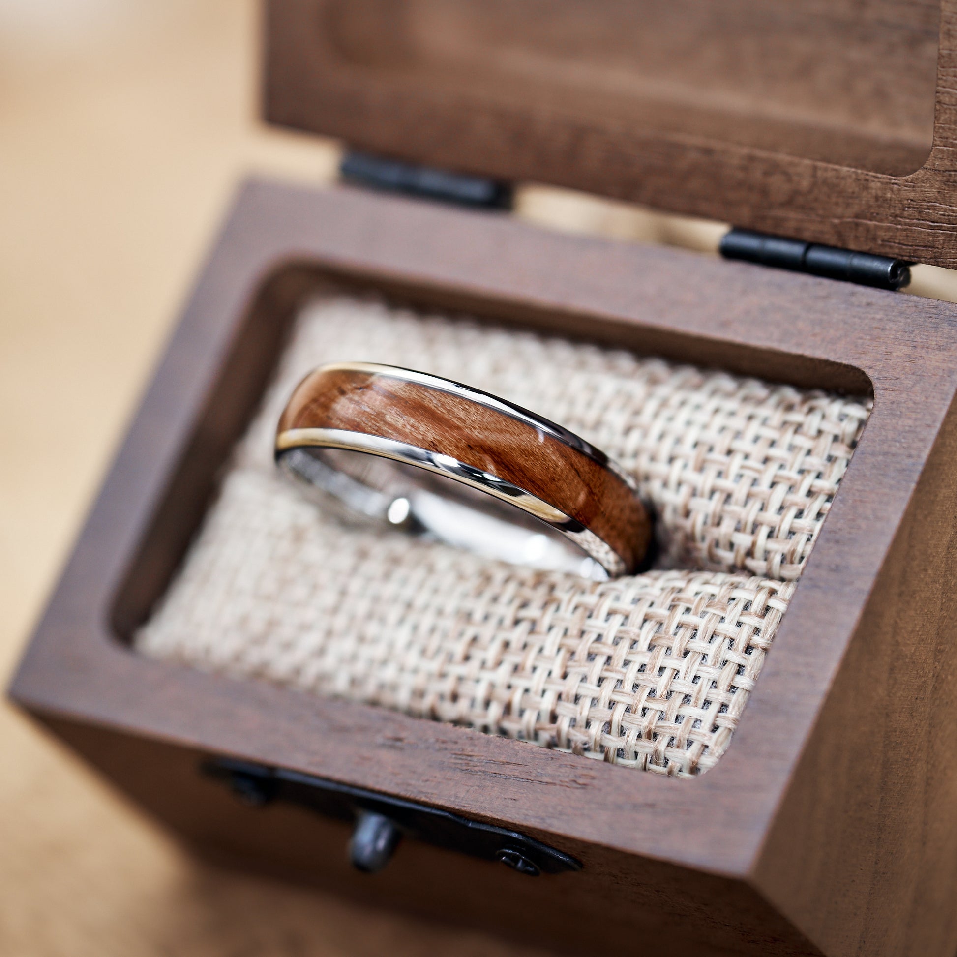 Ehering aus Holz in Silber Elano von Fablano