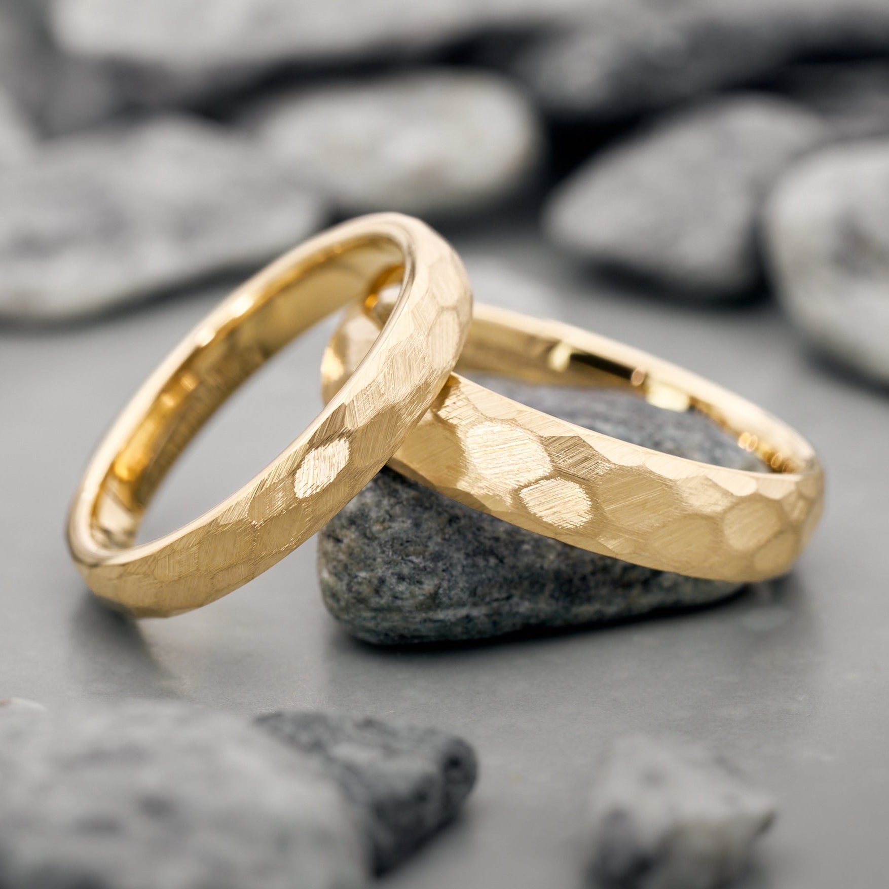 Eheringe Gold Luna gehämmert aus Wolfram in 3,5mm und 5mm von Fablano