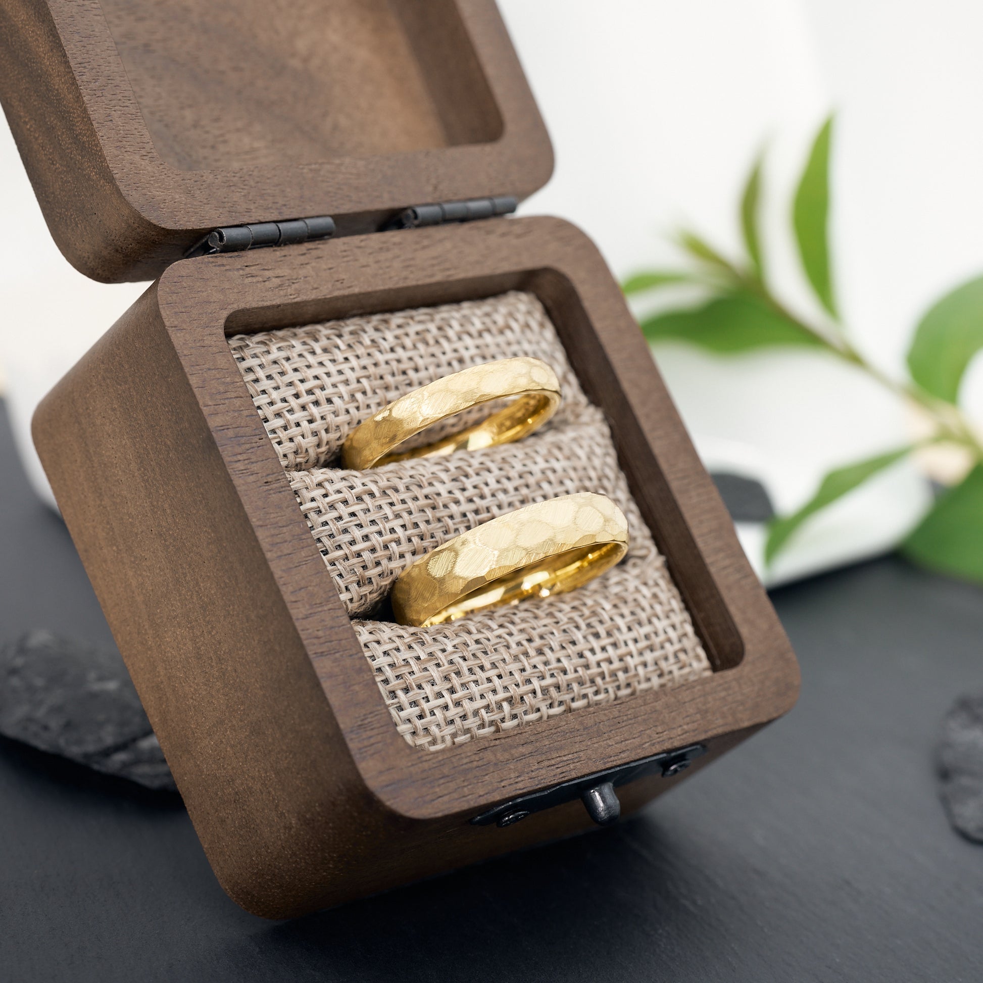 Freundschaftsringe Gold Luna gehämmert aus Wolfram in 3,5mm und 5mm von Fablano