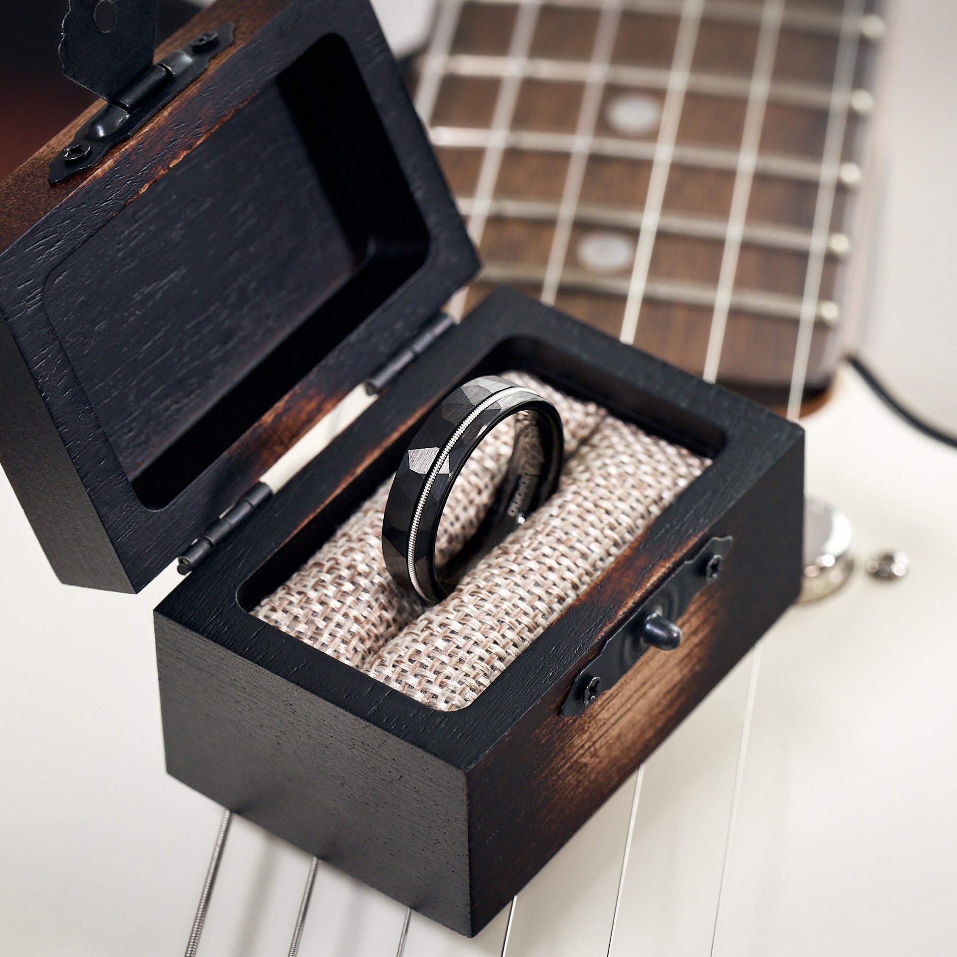 Geschenk für Musiker: Ring in Schwarz von Fablano