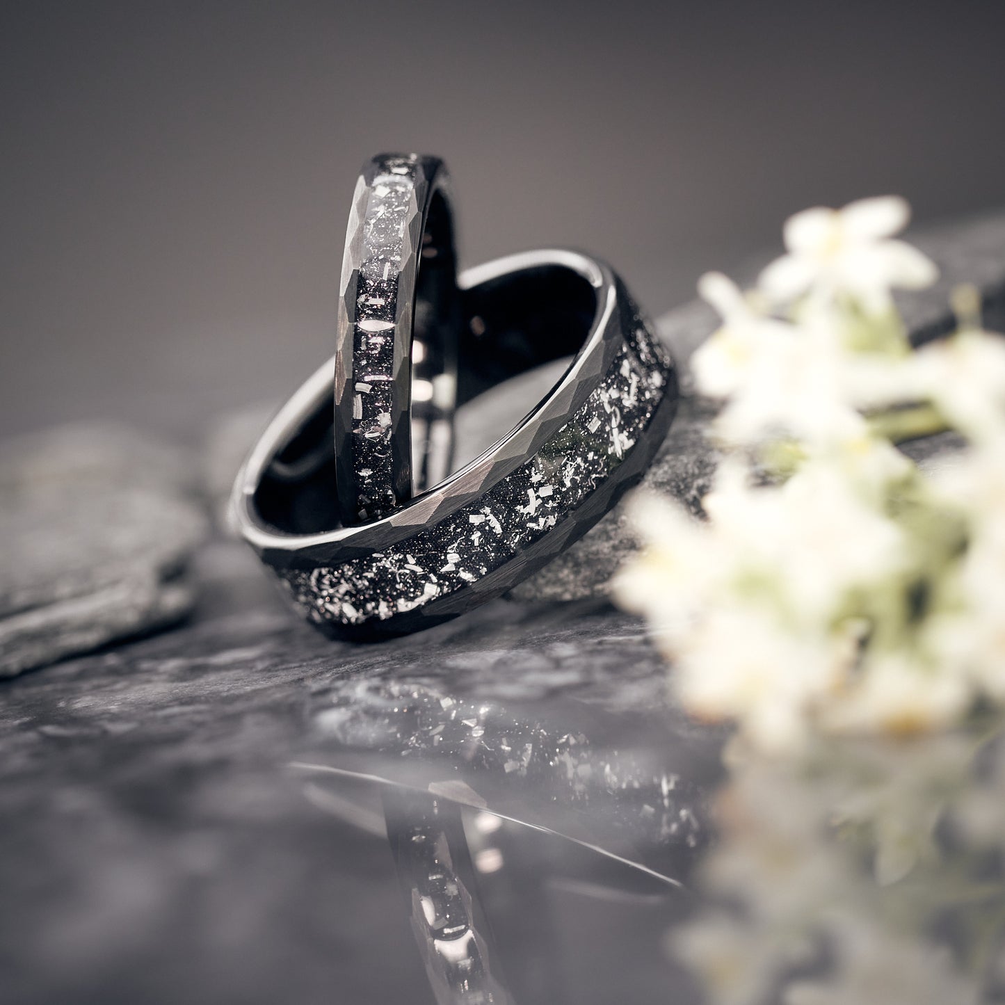 Hochzeitsringe Schwarz Meteora  – 4 mm & 7 mm breite Ringe aus Meteorit von Fablano