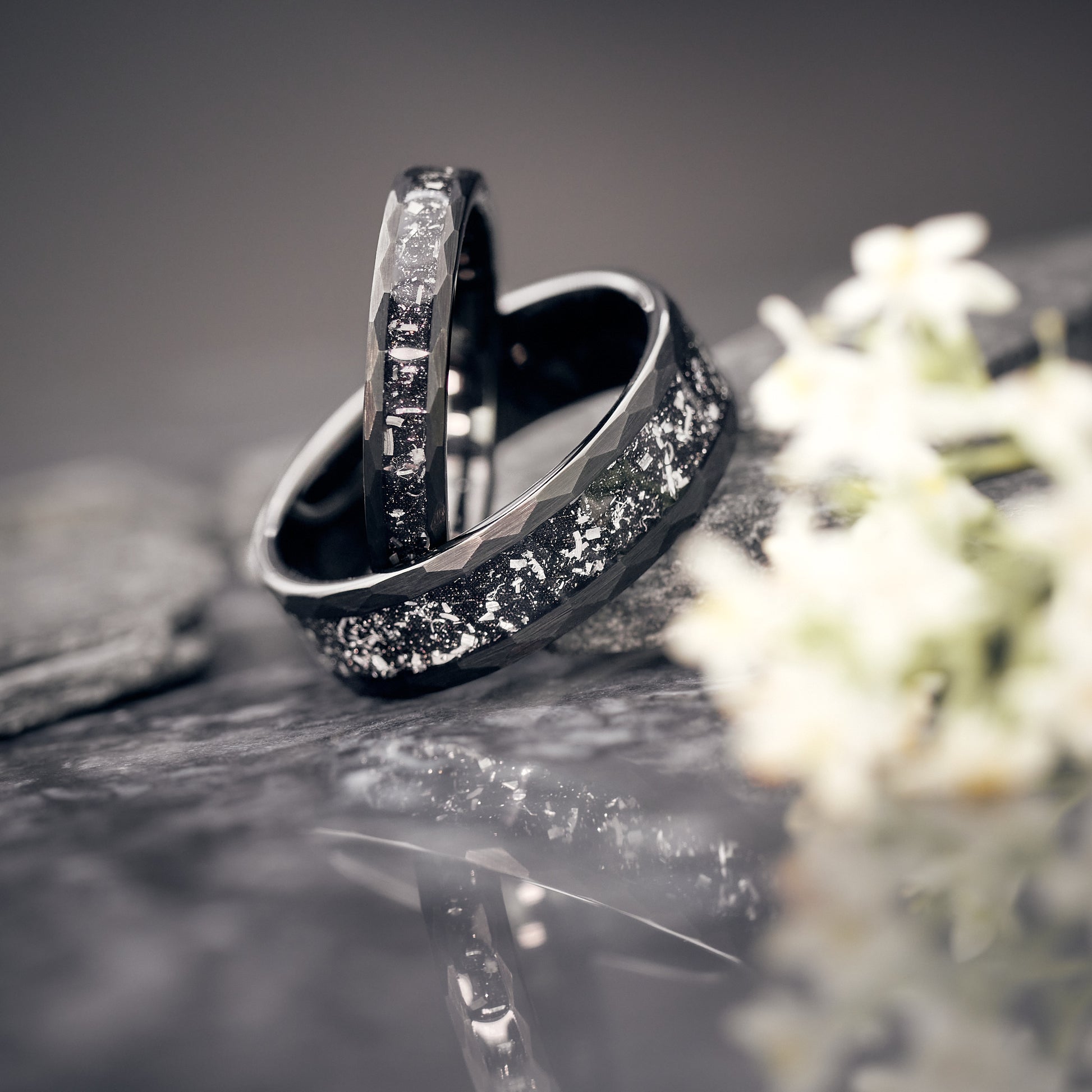 Hochzeitsringe Schwarz Meteora  – 4 mm & 7 mm breite Ringe aus Meteorit von Fablano