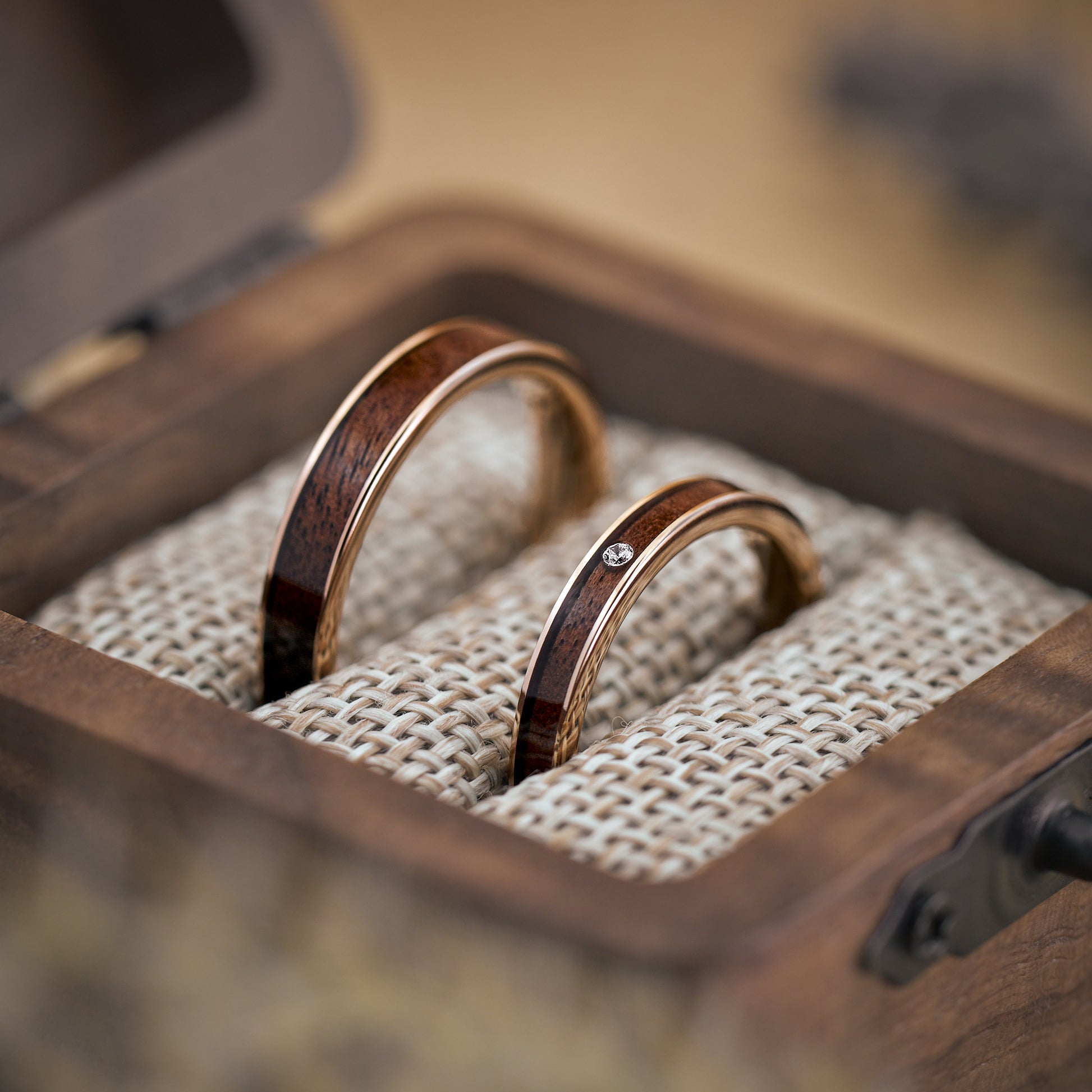 Holz Trauringe mit Stein Roségold Elyor von Fablano