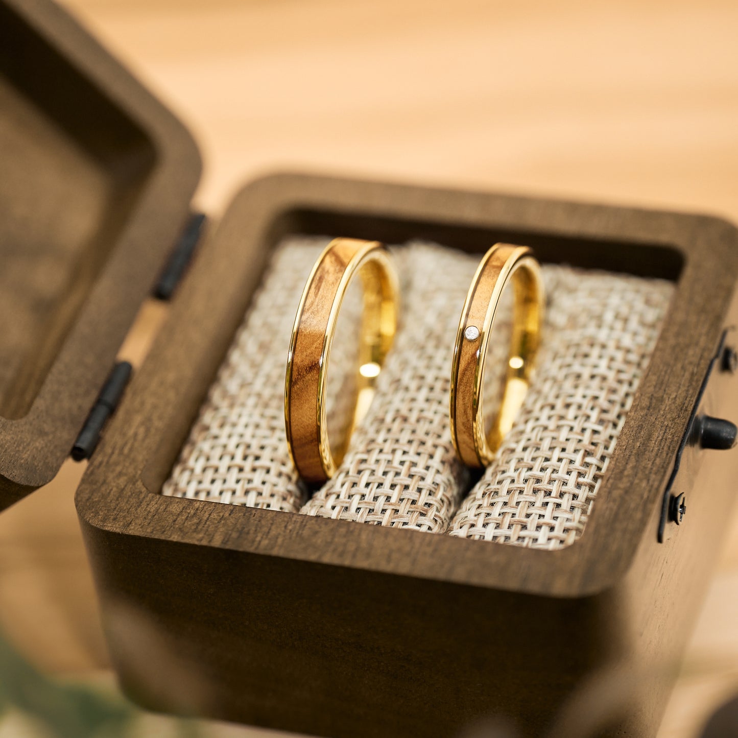 Holzeheringe Gold mit Stein Olea von Fablano