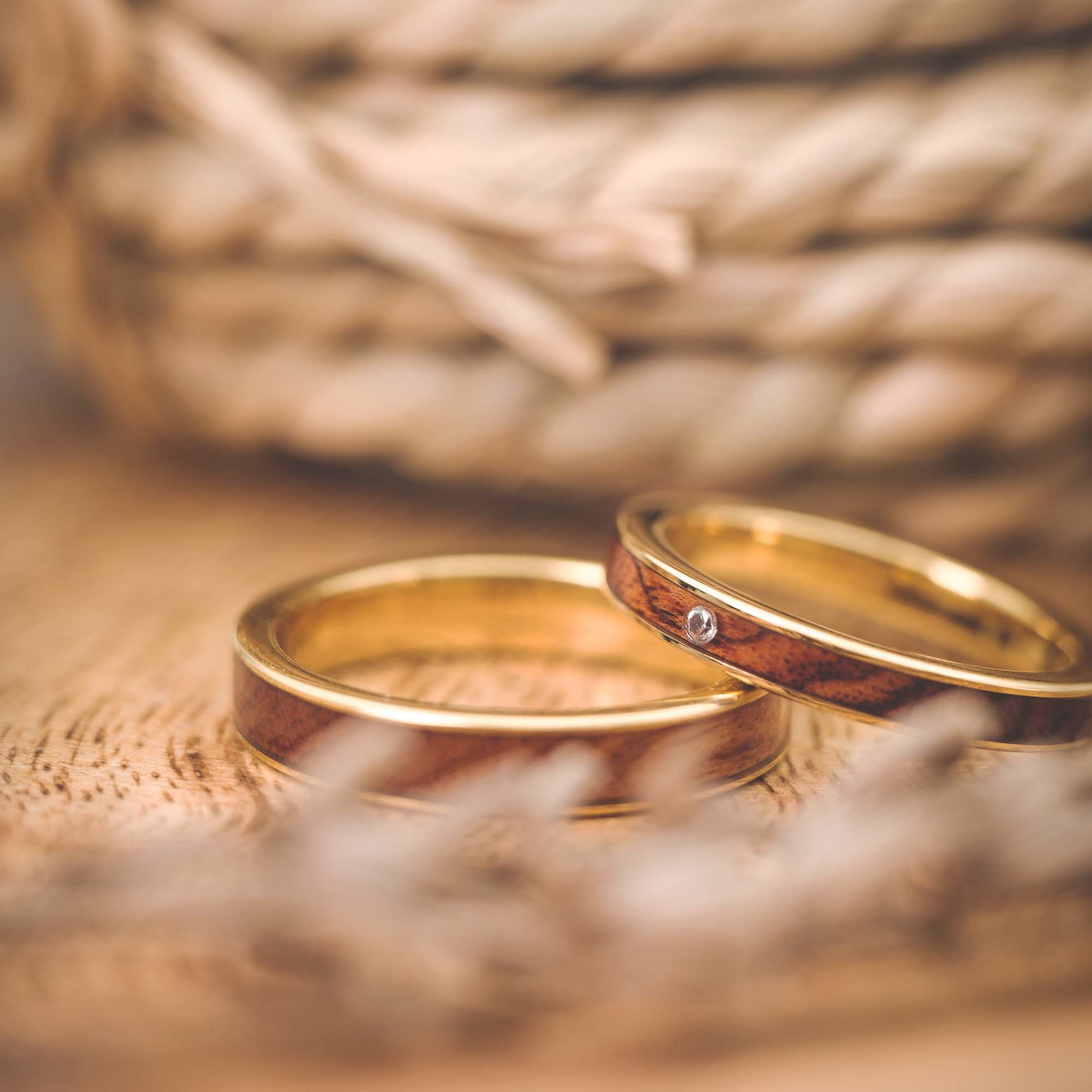 Holzeheringe mit Stein Gold Auren von Fablano