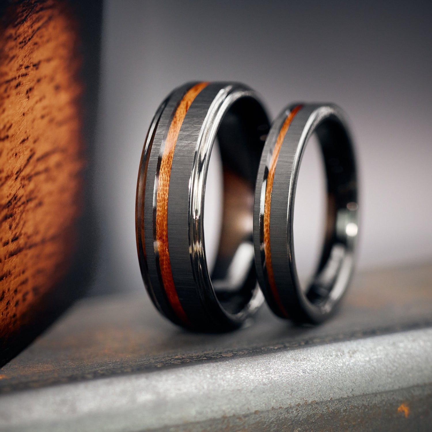 Eheringe aus Holz in Schwarz hochwertig Velor von Fablano