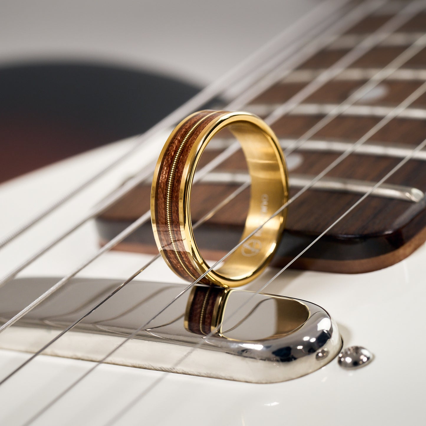 Holzring Gold Guitara mit Gitarrensaite