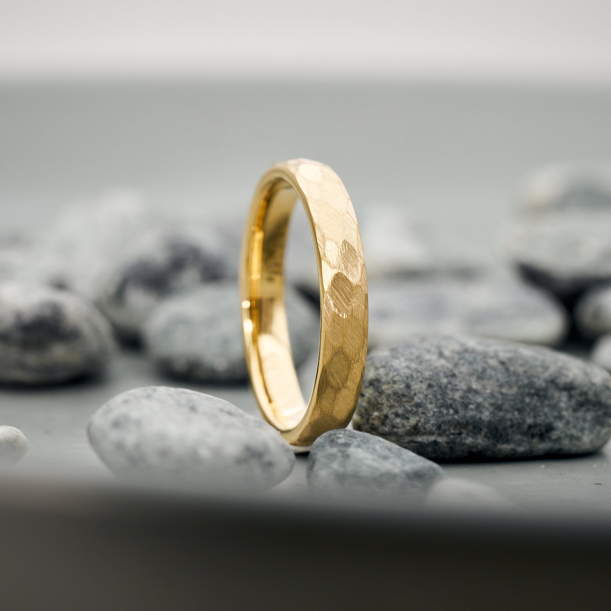 Luna Partnerringe Gold gehämmert aus Wolfram in 3,5mm und 5mm von Fablano
