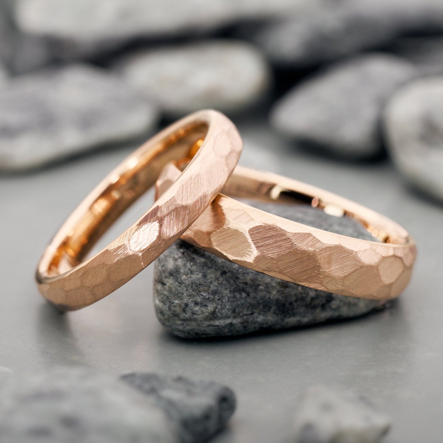 Luna Partnerringe Rosegold gehämmert aus Wolfram in 3,5mm und 5mm von Fablano