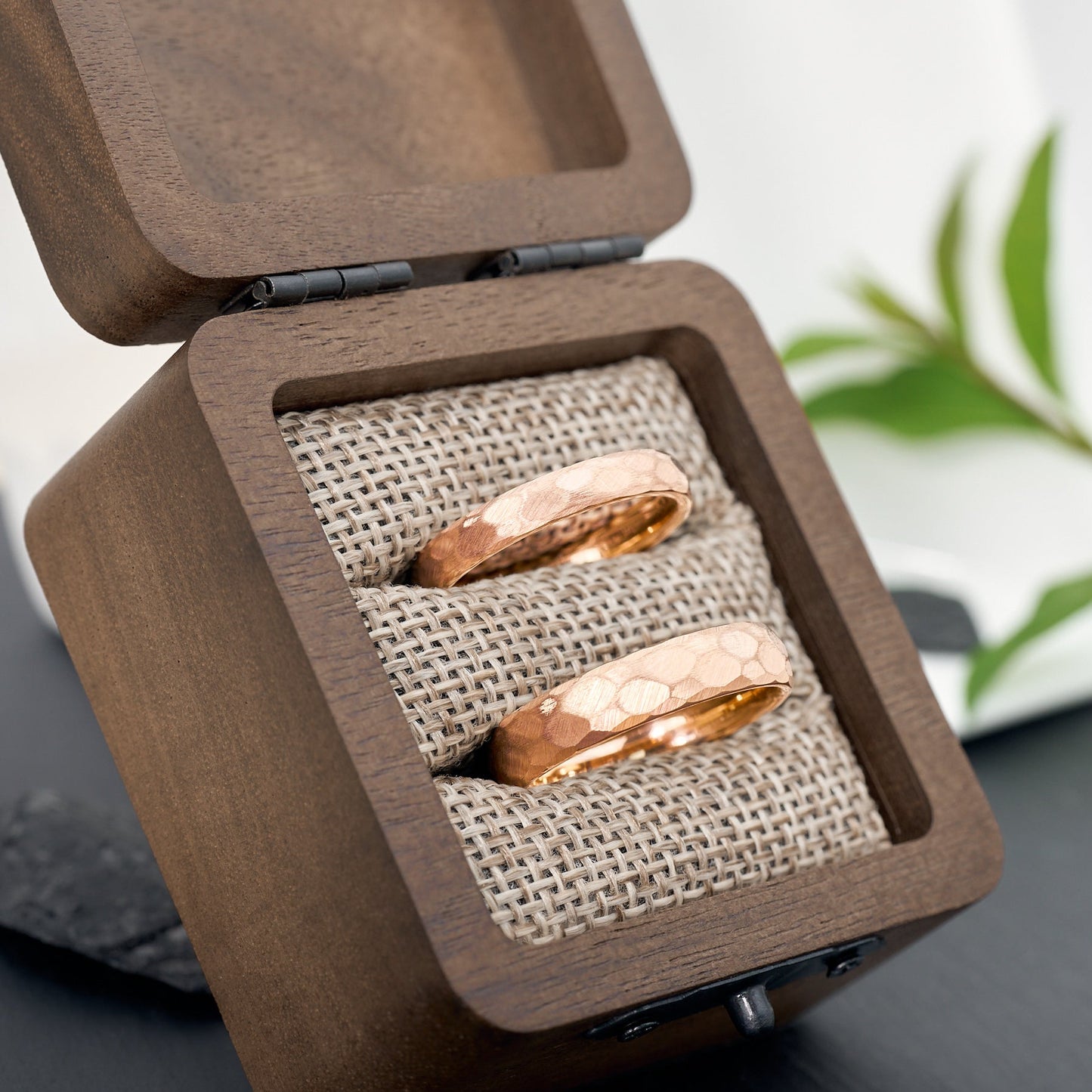 Luna Partnerringe Rosegold gehämmert aus Wolfram in 3,5mm und 5mm von Fablano