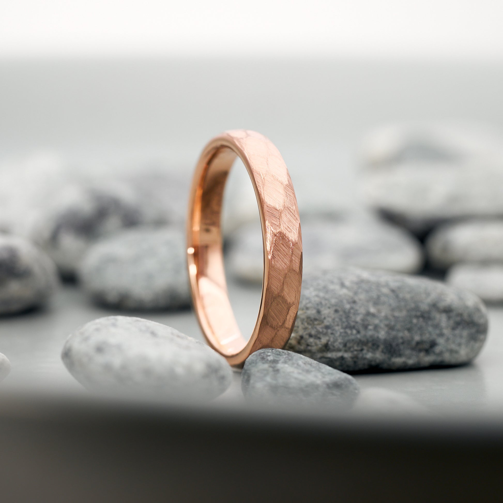 Luna Partnerringe Rosegold gehämmert aus Wolfram in 3,5mm und 5mm von Fablano