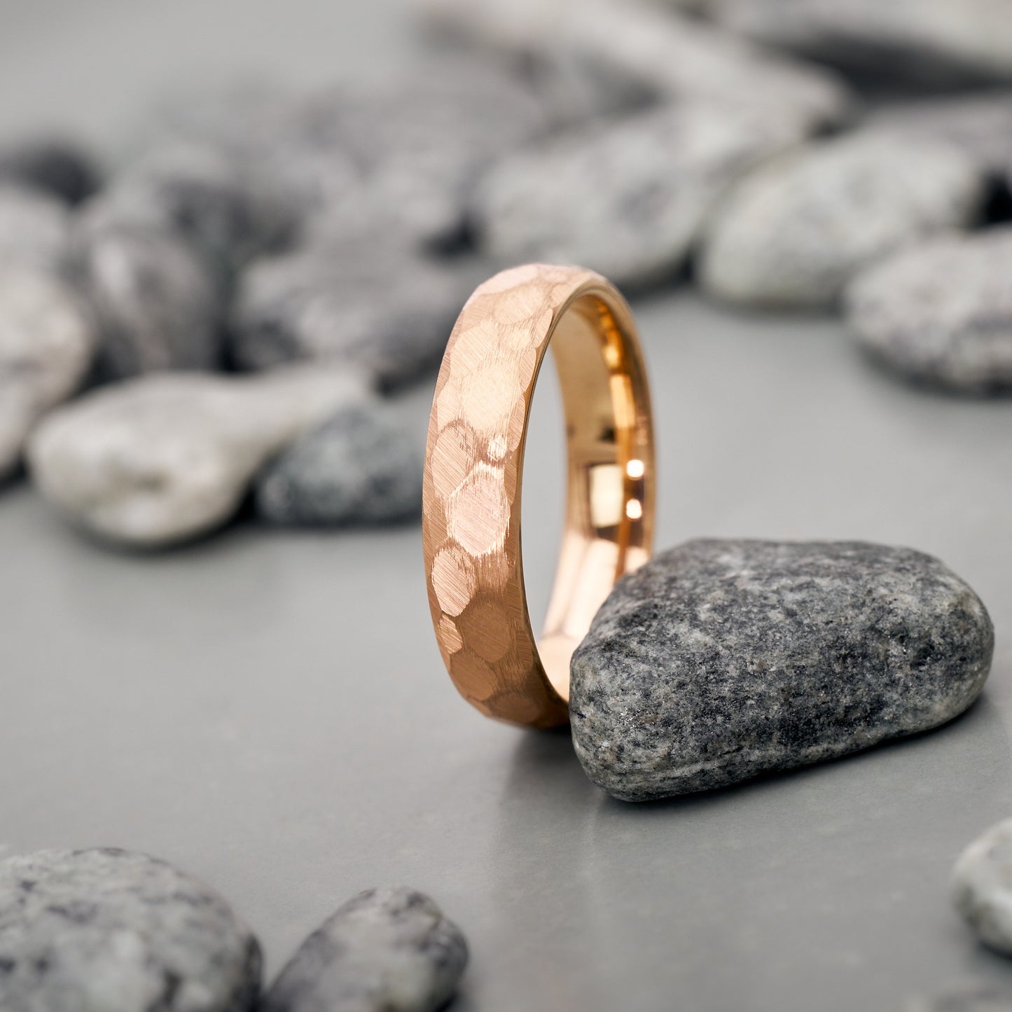 Luna Partnerringe Rosegold gehämmert aus Wolfram in 3,5mm und 5mm von Fablano