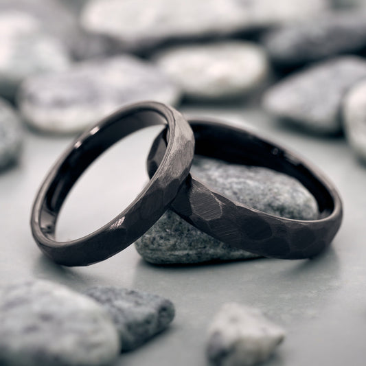 Luna Partnerringe Schwarz gehämmert aus Wolfram in 3,5mm und 5mm von Fablano