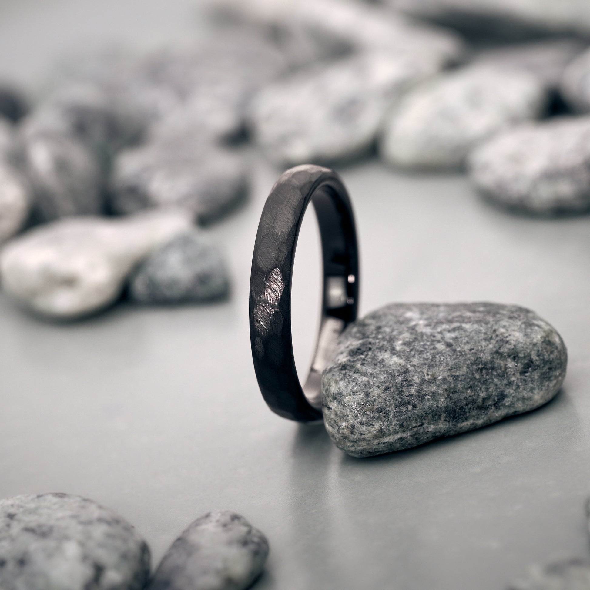 Luna Partnerringe Schwarz gehämmert aus Wolfram in 3,5mm und 5mm von Fablano