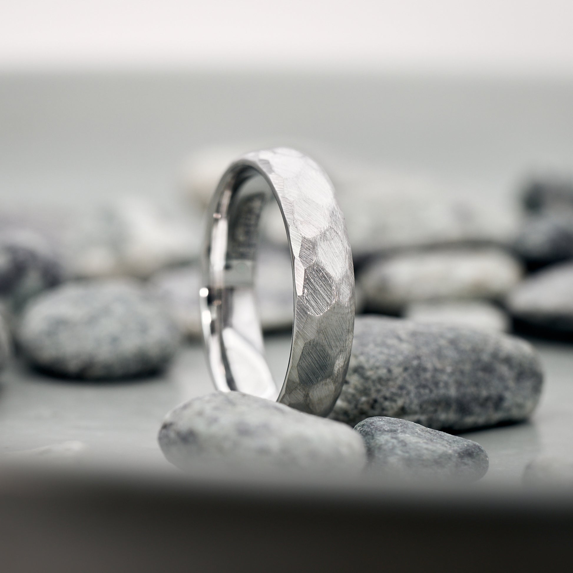 Luna Partnerringe Weißgold gehämmert aus Wolfram in 3,5mm und 5mm von Fablano