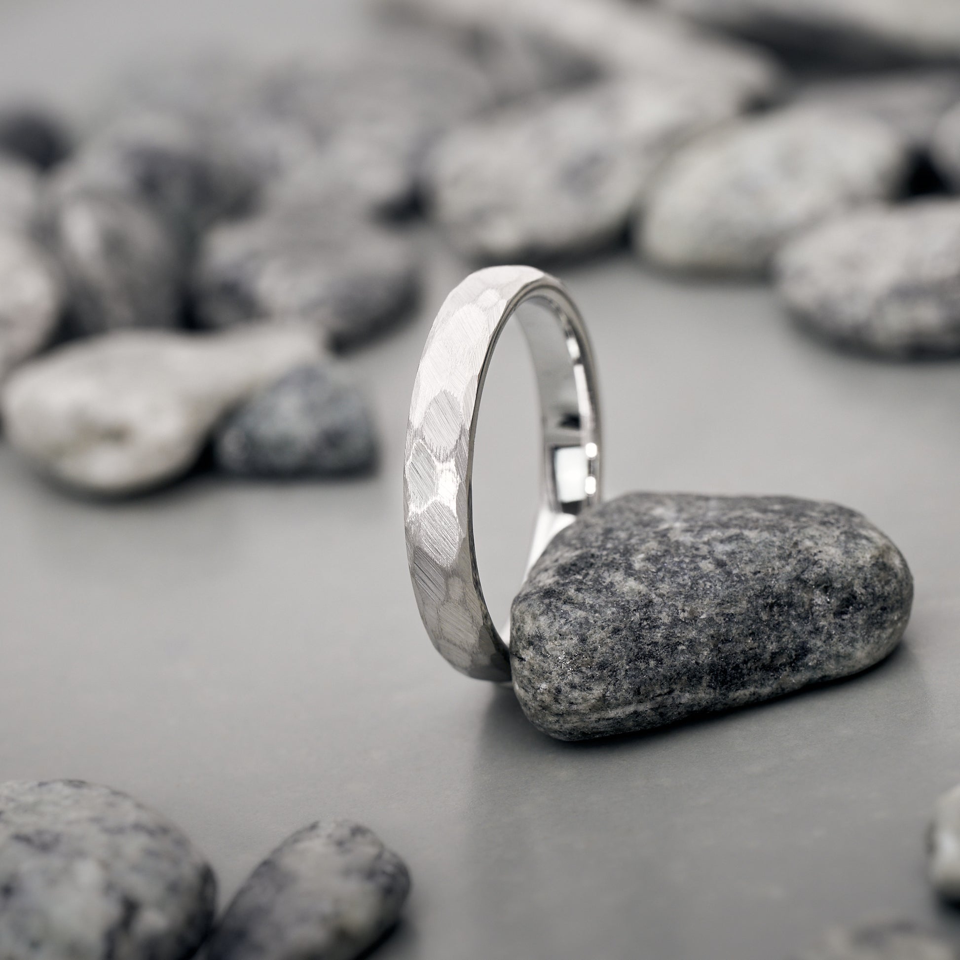 Luna Partnerringe Weißgold gehämmert aus Wolfram in 3,5mm und 5mm von Fablano