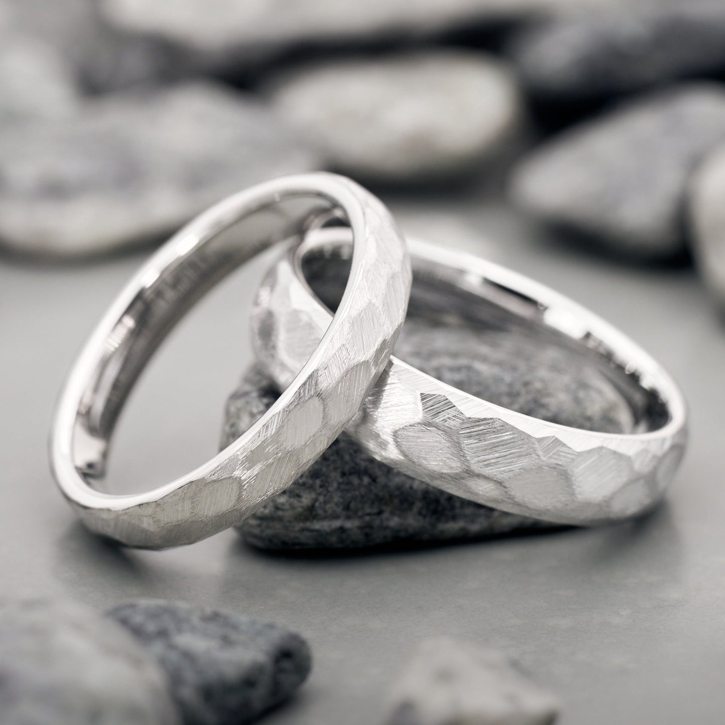 Luna Partnerringe Weißgold gehämmert aus Wolfram in 3,5mm und 5mm von Fablano