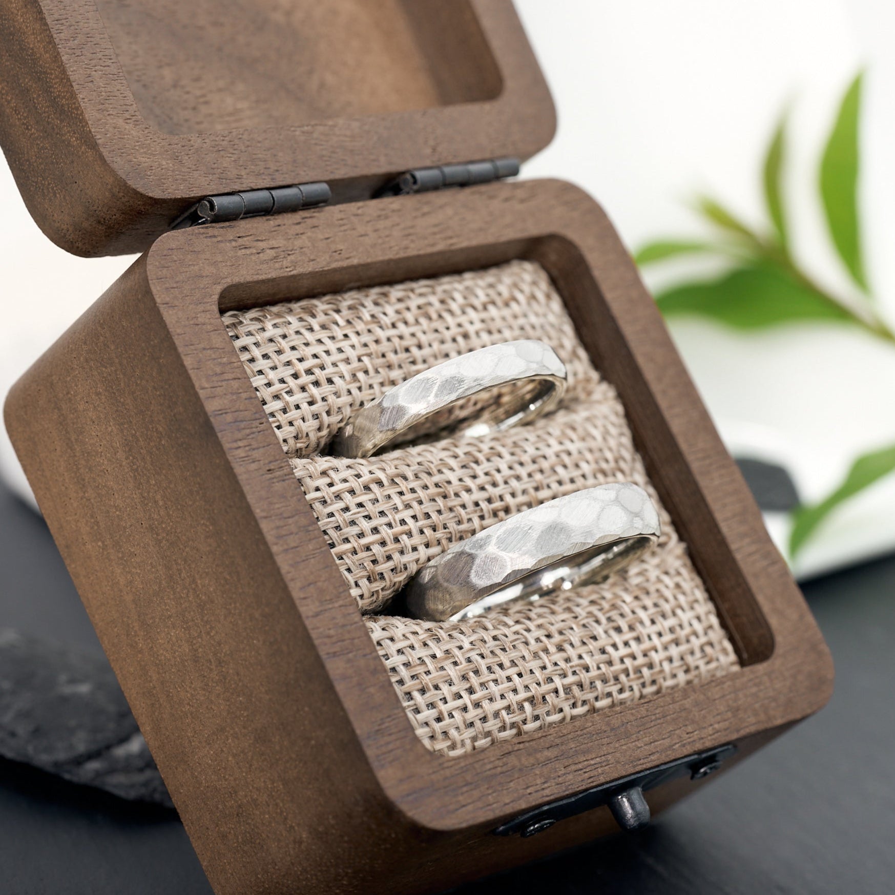 Luna Partnerringe Weißgold gehämmert aus Wolfram in 3,5mm und 5mm von Fablano