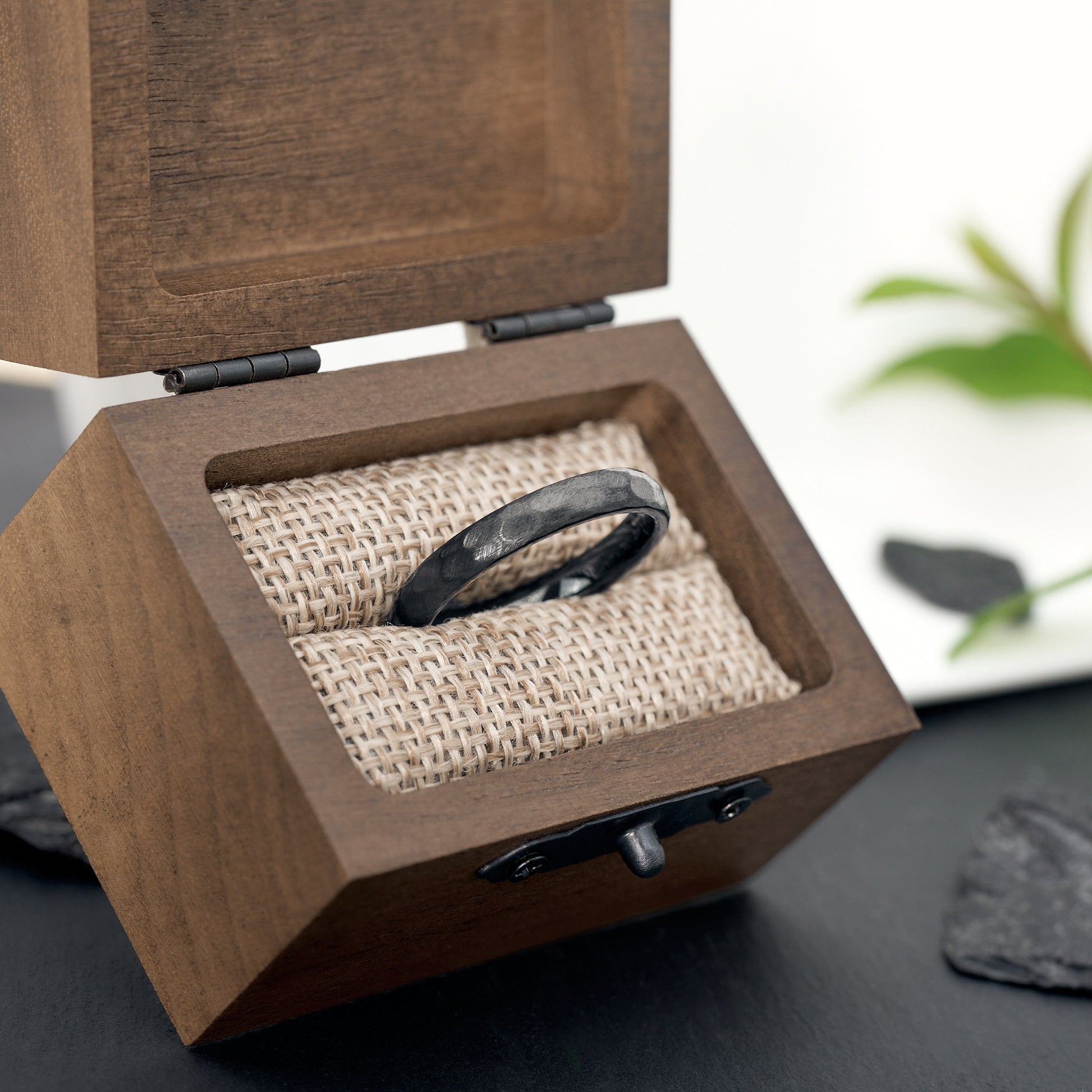 Luna Ring elegant schwarz 3,5mm gehämmert aus Wolfram von Fablano
