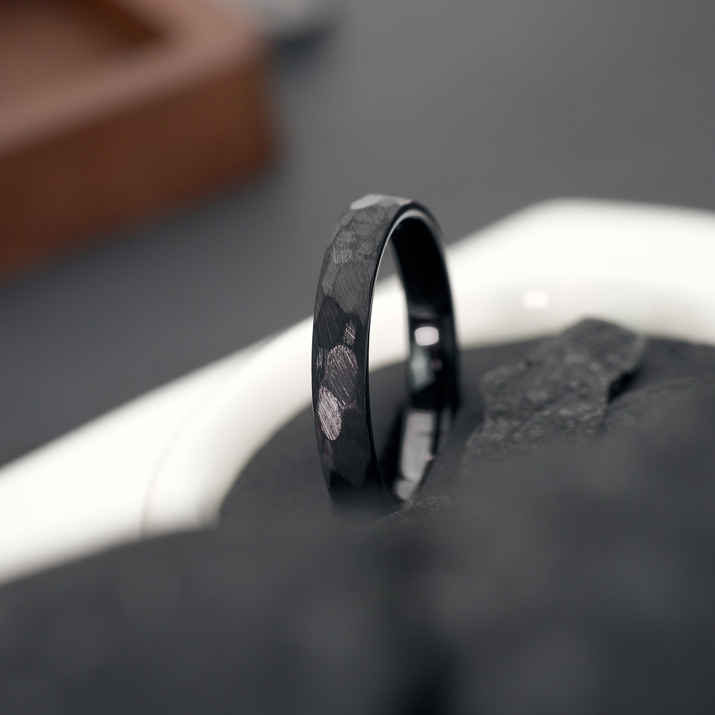 Luna Unikat Damenring 3,5mm gehämmert aus Wolfram von Fablano