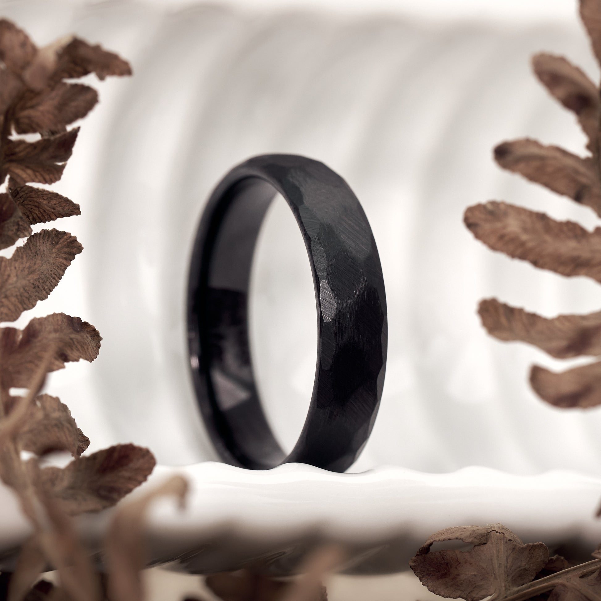Luna Ring Unisex 5mm gehämmert aus Wolfram von Fablano