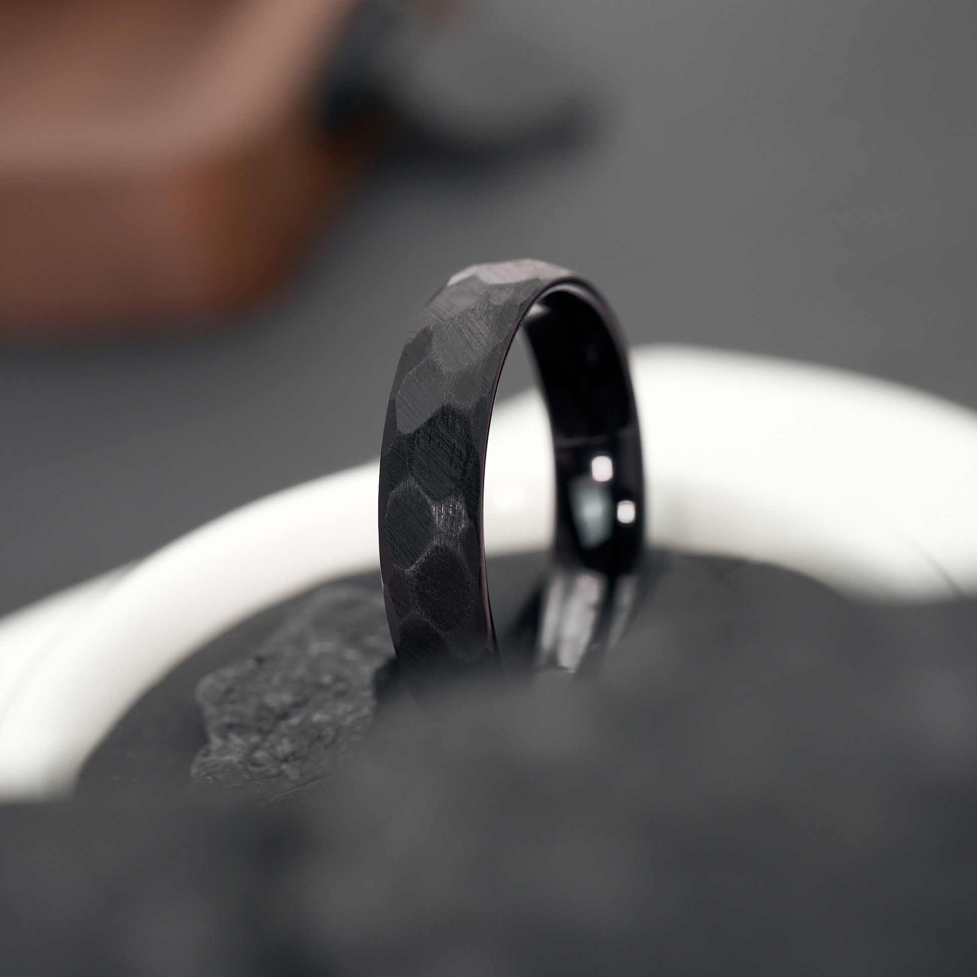 Luna Ring Unisex 5mm gehämmert aus Wolfram von Fablano