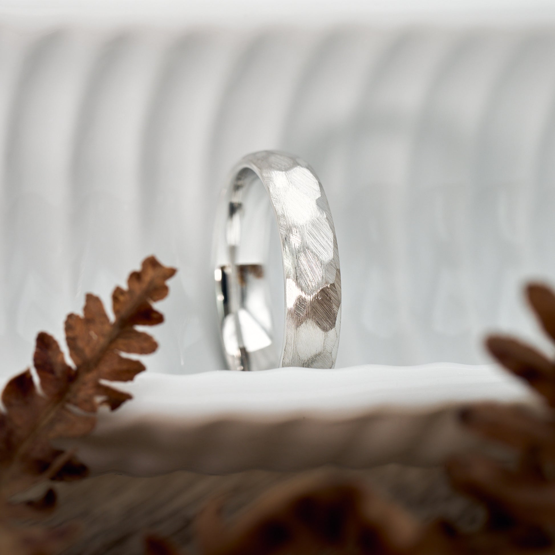 Luna Ring 5mm gehämmert aus Wolfram von Fablano