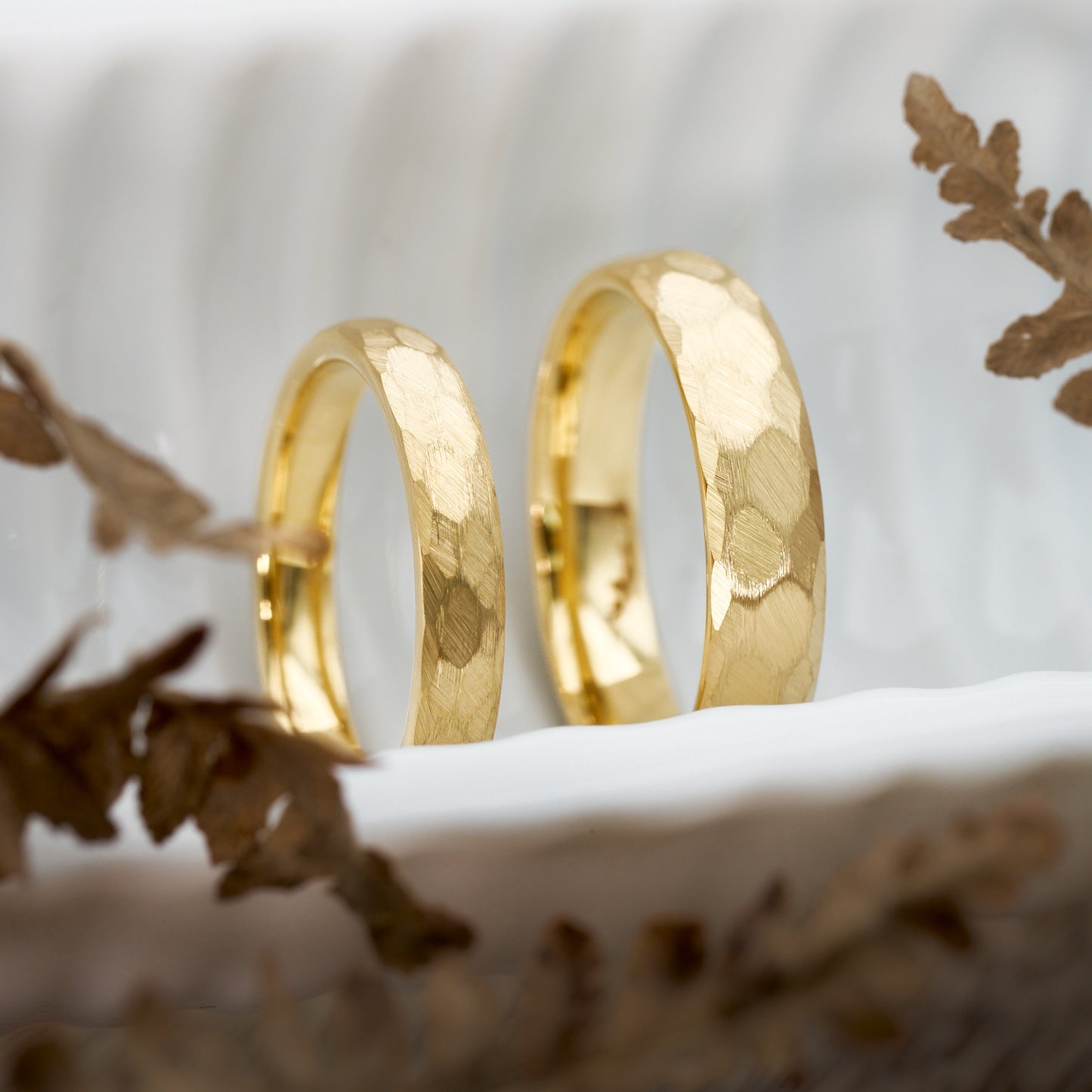 Partnerringe Gold Luna gehämmert aus Wolfram in 3,5mm und 5mm von Fablano