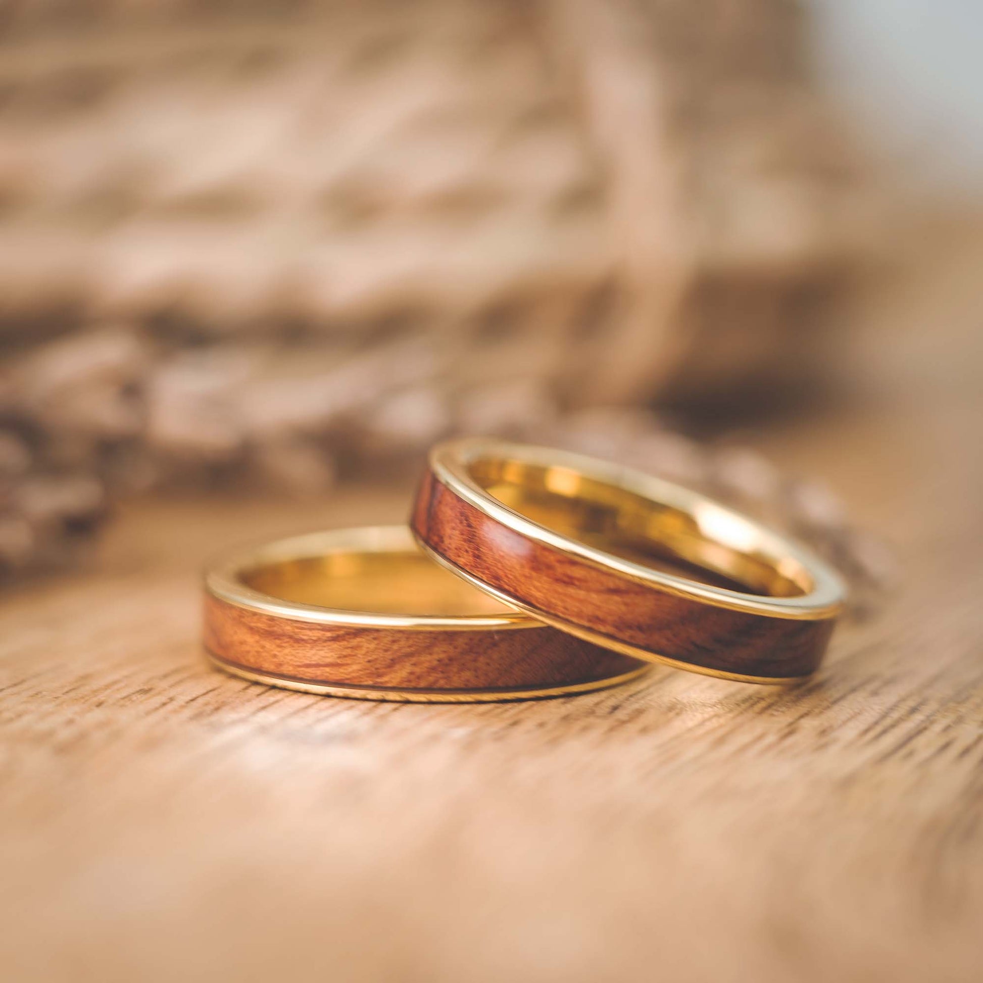 Partnerringe Holz in Gold von Fablano