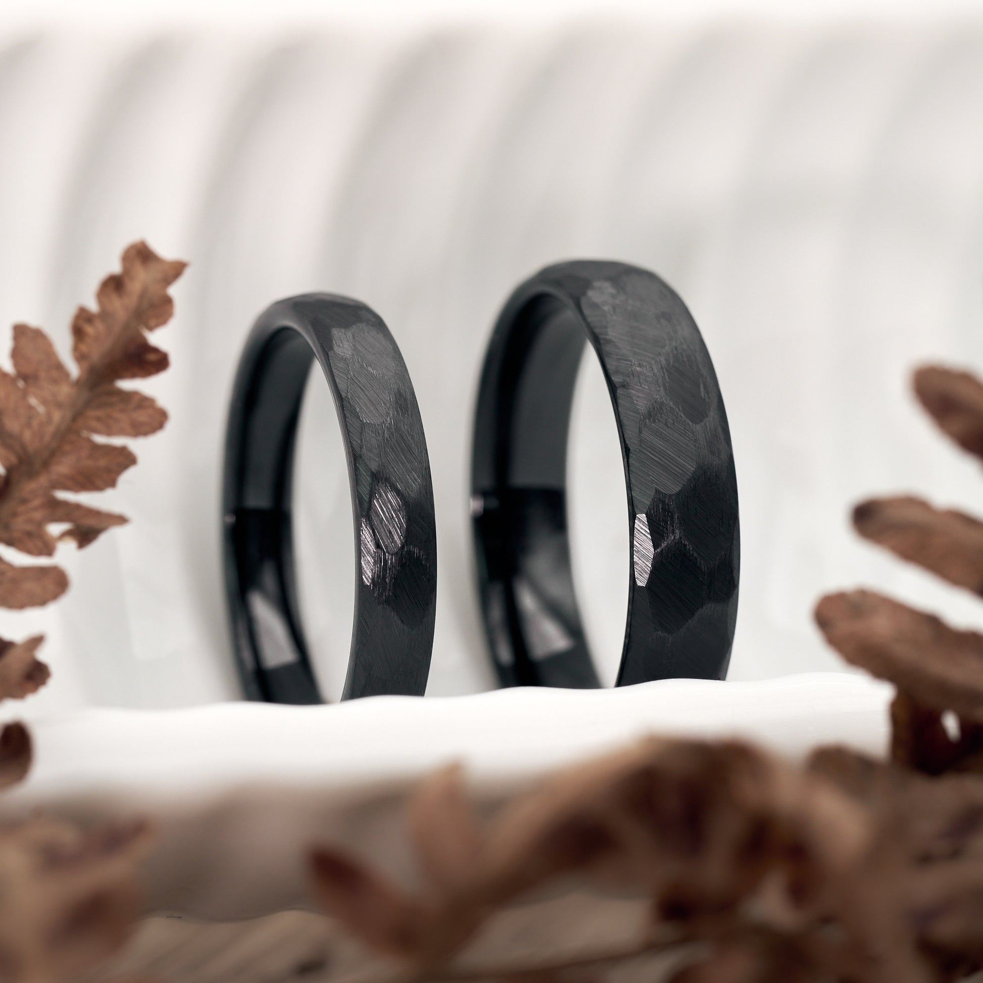 Partnerringe Schwarz Luna gehämmert aus Wolfram in 3,5mm und 5mm von Fablano