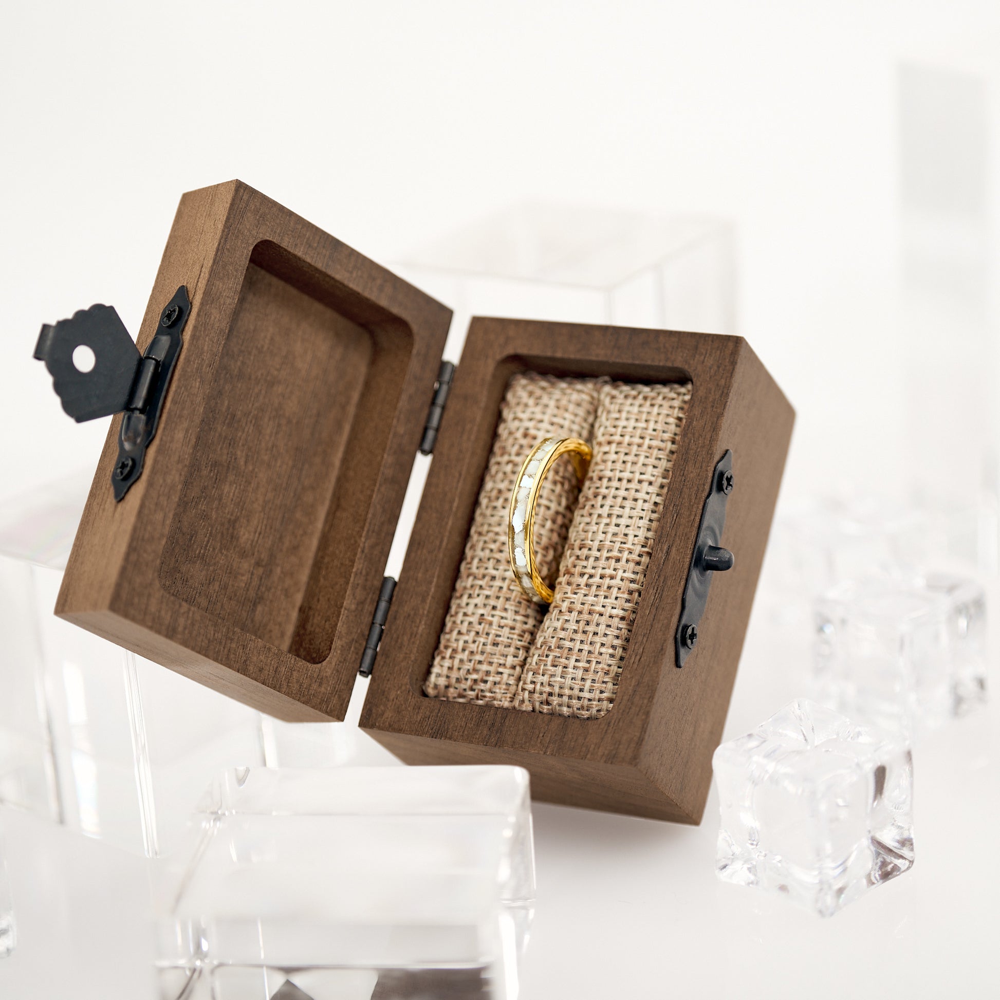 Ring Gold in Ringbox Perlmutt von Fablano